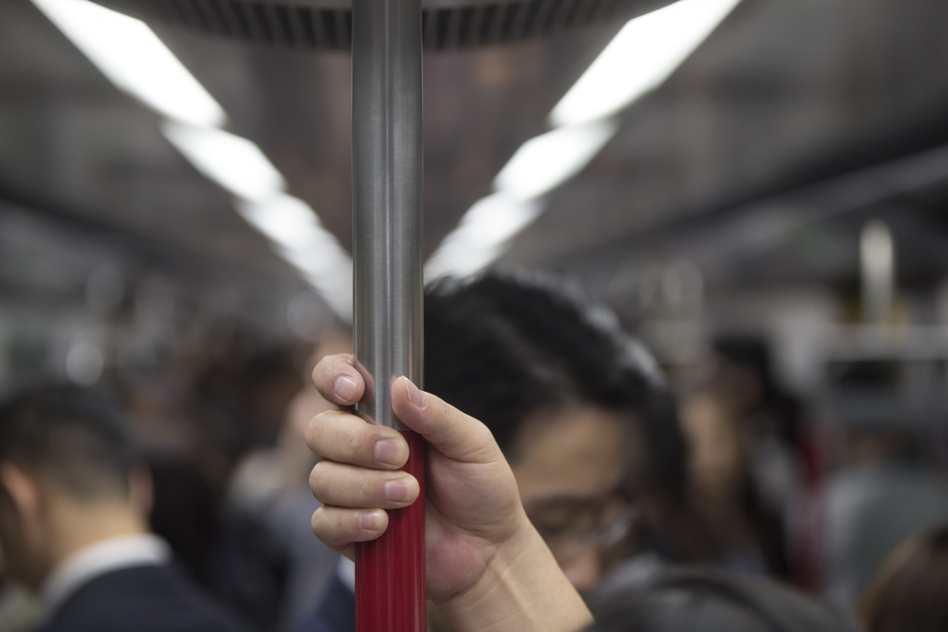 港大研究揭東鐵車廂扶手含菌稱霸　源自內地豬場耐藥性細菌都搵到