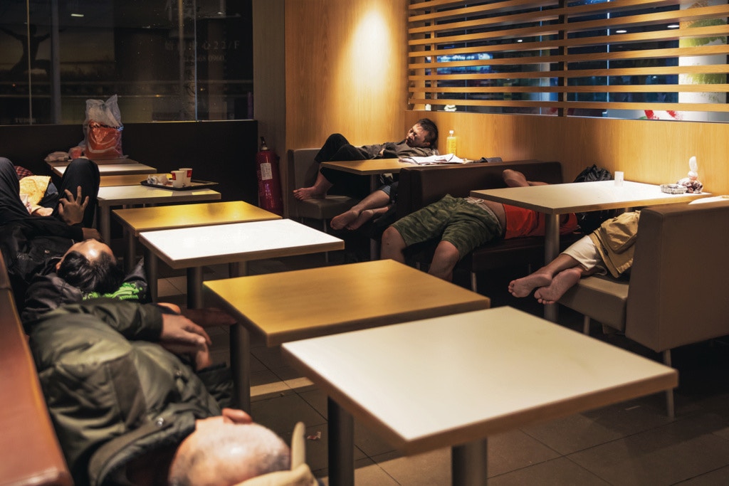 æœ‰å¸‚æ°‘å› å„ç¨®åŽŸå› æ–¼å¿«é¤åº—ç•™å®¿ï¼Œæ´ªå€©èŒ¹å¼·èª¿æˆ¿å±‹å•é¡Œéžå–®ä¸€åŽŸå› ã€‚ï¼ˆè³‡æ–™åœ–ç‰‡ï¼‰