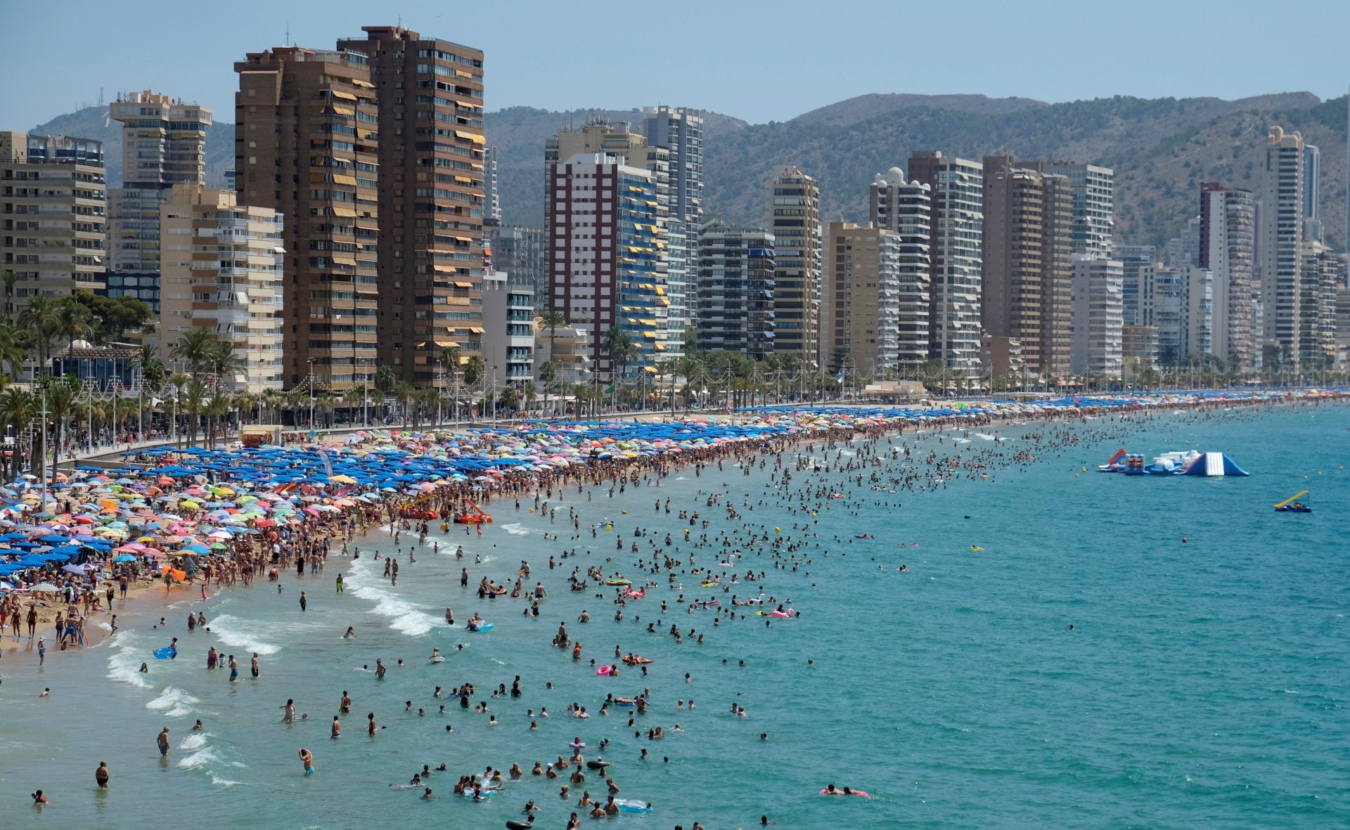 熱浪席捲歐洲多國，多個地中海國家周四（2日）已發酷熱天氣警告，氣溫高達攝氏40度以上。西班牙與葡萄牙可能會出現破紀錄的高溫。究竟這股熱浪對歐洲多國帶來了怎樣的影響？（路透社）