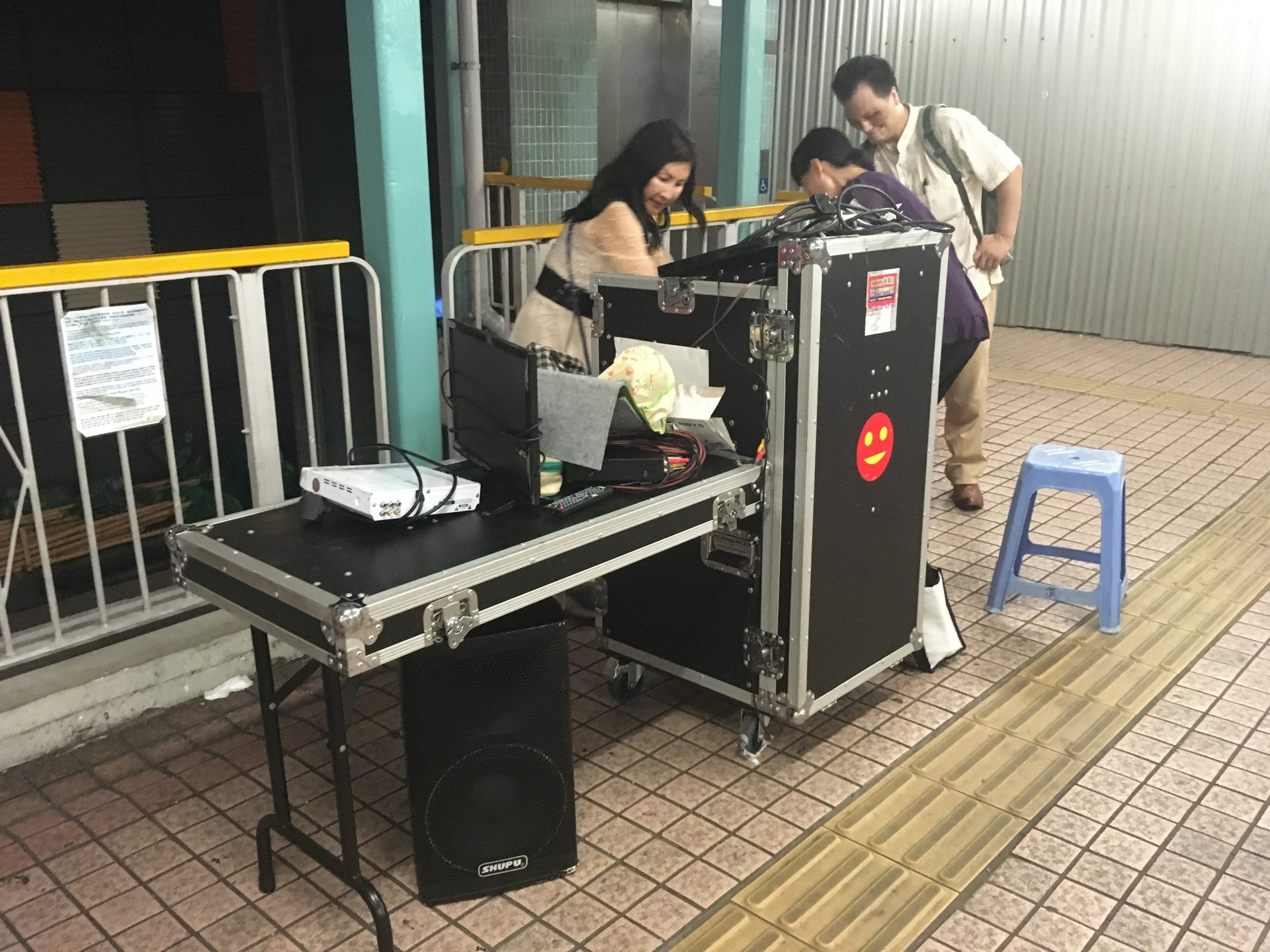 【旺角行人專用區】菜街表演者轉戰旺角行人天橋　警察不准開檔