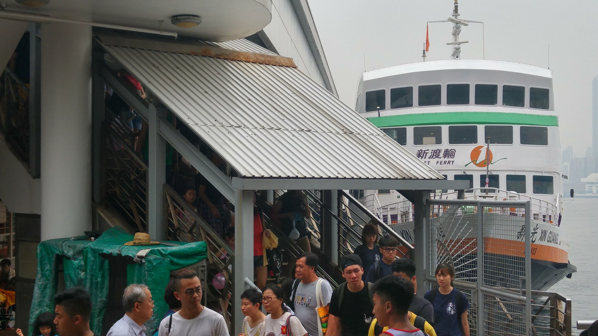 中環港外線碼頭,有乘客趕在八號風球懸掛時,返回市區或趕返離島。(鄭秋玲攝) 中環港外線碼頭,有乘客趕在八號風球懸掛時,返回市區或趕返離島。(鄭秋玲攝)