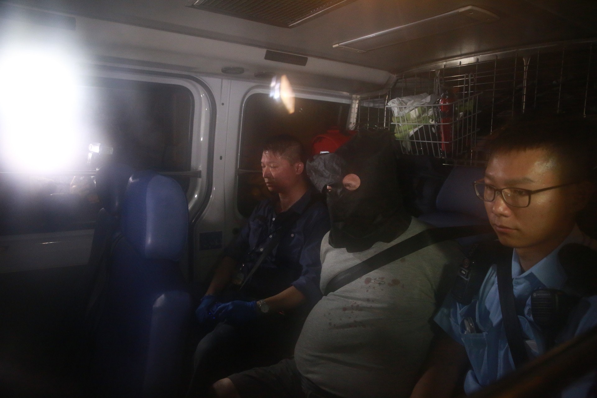 涉案男子衫上染有血跡,被警方帶上警車。(王譯揚攝) 涉案男子衫上染有血跡,被警方帶上警車。(王譯揚攝)