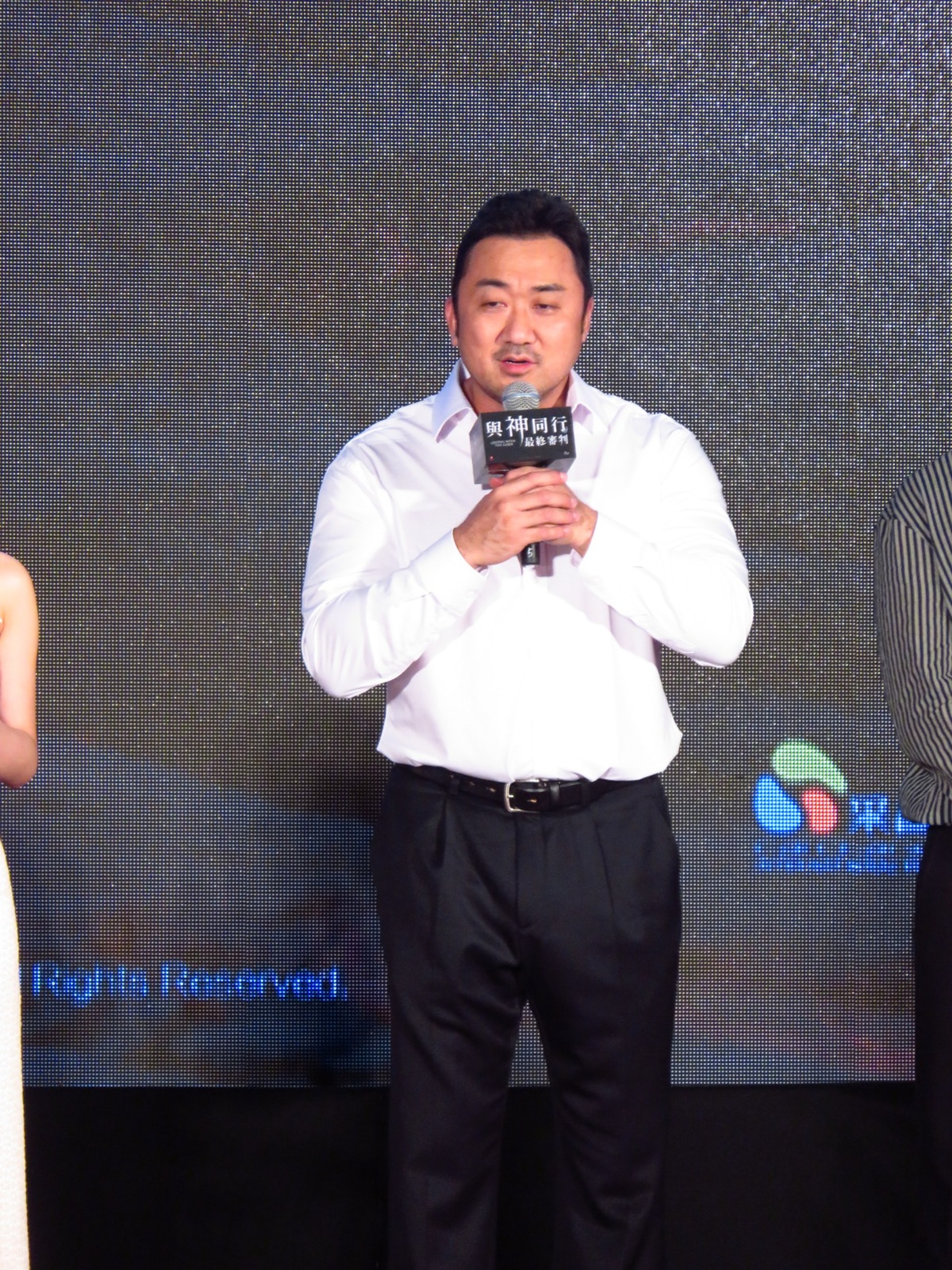 馬東石話舉起金香起會手痛,望住佢雙臂嘅小編表示不相信。(陳穎思攝) 馬東石話舉起金香起會手痛,望住佢雙臂嘅小編表示不相信。(陳穎思攝)