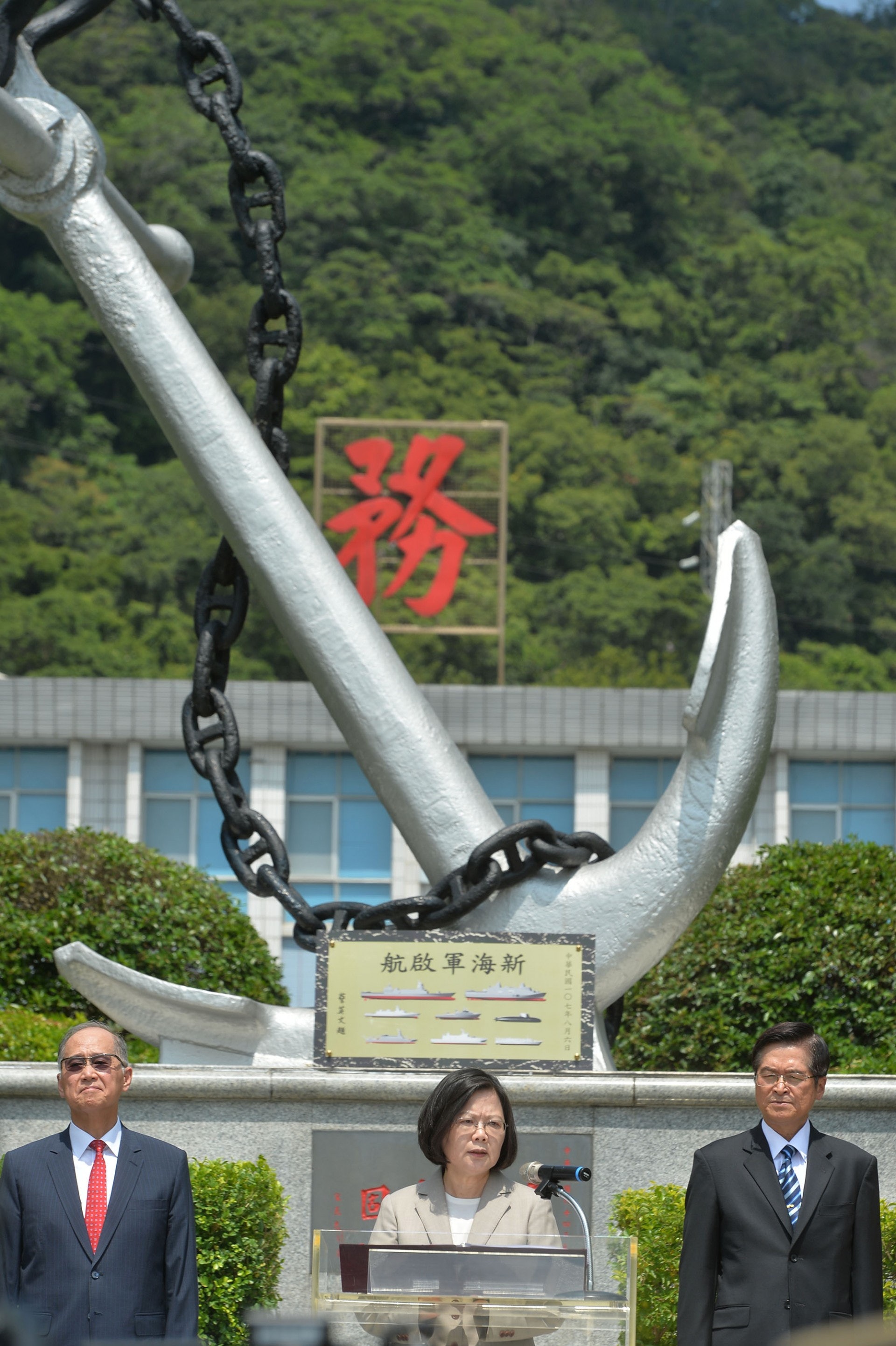 台灣總統蔡英文(中)今主持「新海軍啟航」揭牌典禮, 致詞慰勉海軍推動國艦國造的努力。圖左為國安會秘書長李大維、右為國防部長嚴德發。(中央社) 台灣總統蔡英文(中)今主持「新海軍啟航」揭牌典禮, 致詞慰勉海軍推動國艦國造的努力。圖左為國安會秘書長李大維、右為國防部長嚴德發。(中央社)