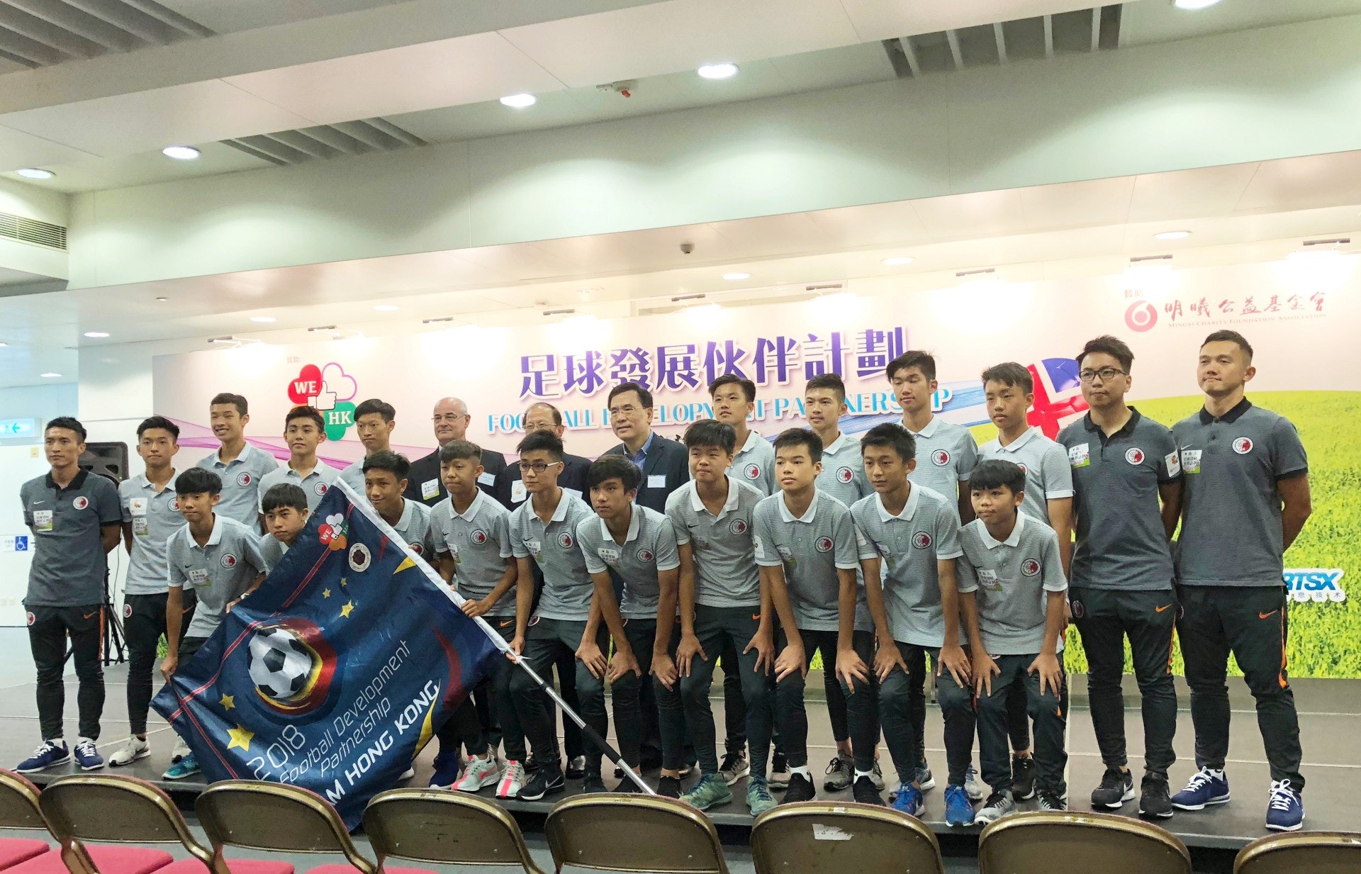 香港U15在朱兆基(左一)、余小資(右一)等教練帶領下,會到冰島進行友誼賽。(高詩琦攝) 香港U15在朱兆基(左一)、余小資(右一)等教練帶領下,會到冰島進行友誼賽。(高詩琦攝)