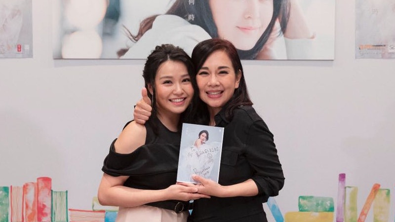 TVB碩士主持「龍貓嫂」黃穎君出書 陳松伶專程回港撐場 TVB碩士主持「龍貓嫂」黃穎君出書 陳松伶專程回港撐場