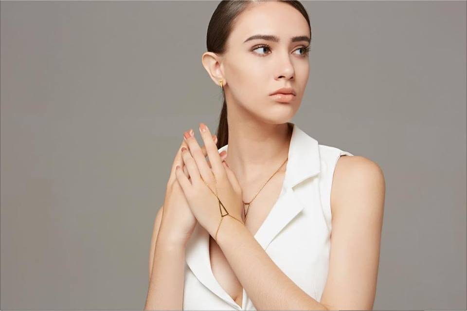 Mayayuen Jewellery的飾品可單獨佩戴或是混合搭配品牌不同款式的飾品。（飾品價格約HK$1,000-HK3,500）(Mayayuen_Jewellery@Facebook)