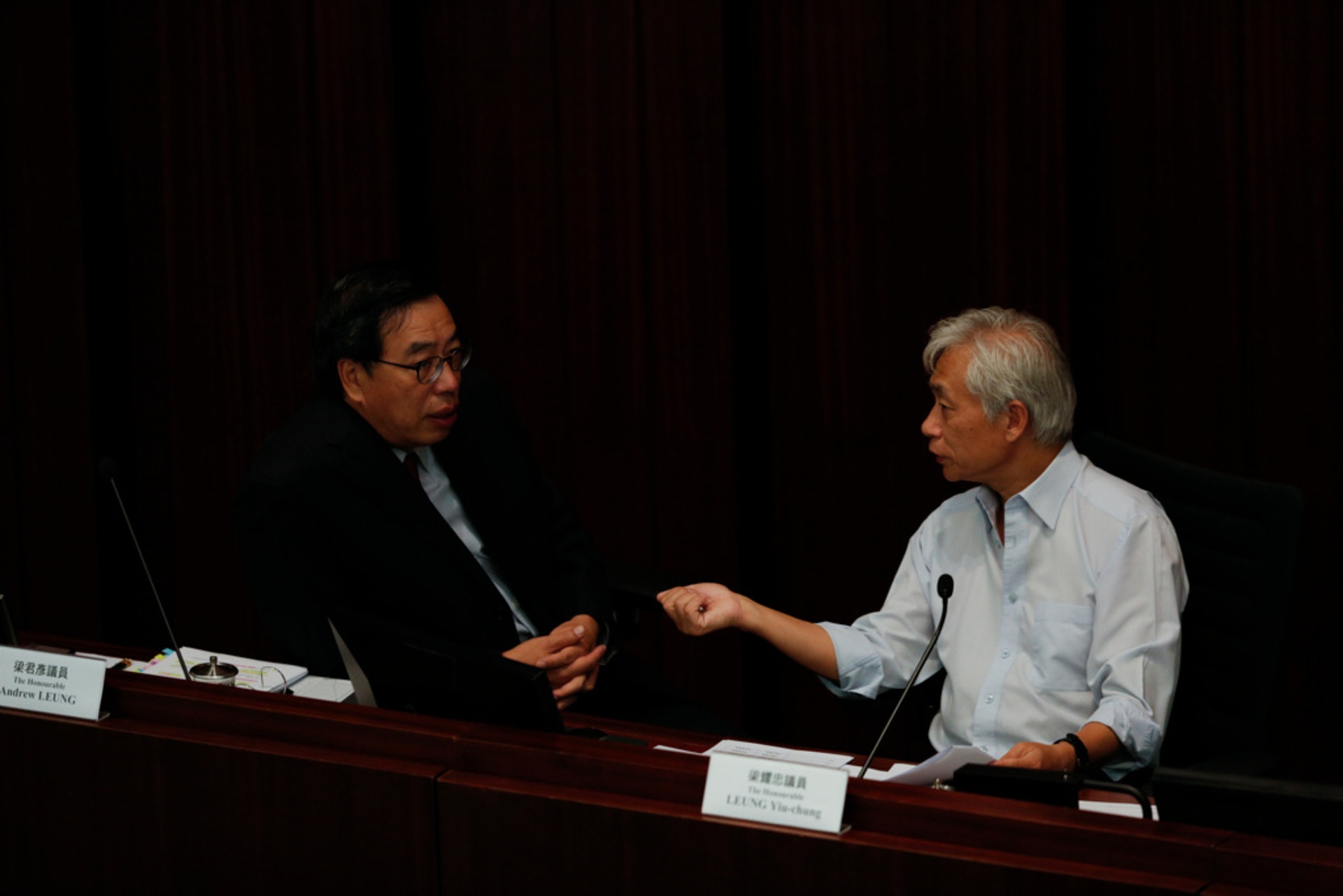前年本屆立法會開鑼時,梁耀忠曾因放棄主持改選主席,被評擊為「逃兵」。(羅君豪攝) 前年本屆立法會開鑼時,梁耀忠曾因放棄主持改選主席,被評擊為「逃兵」。(羅君豪攝)