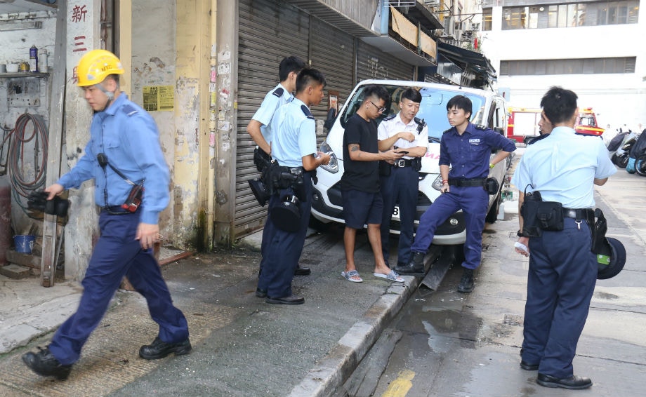 報案人李先生協助警方調查。(賴南秋攝) 報案人李先生協助警方調查。(賴南秋攝)