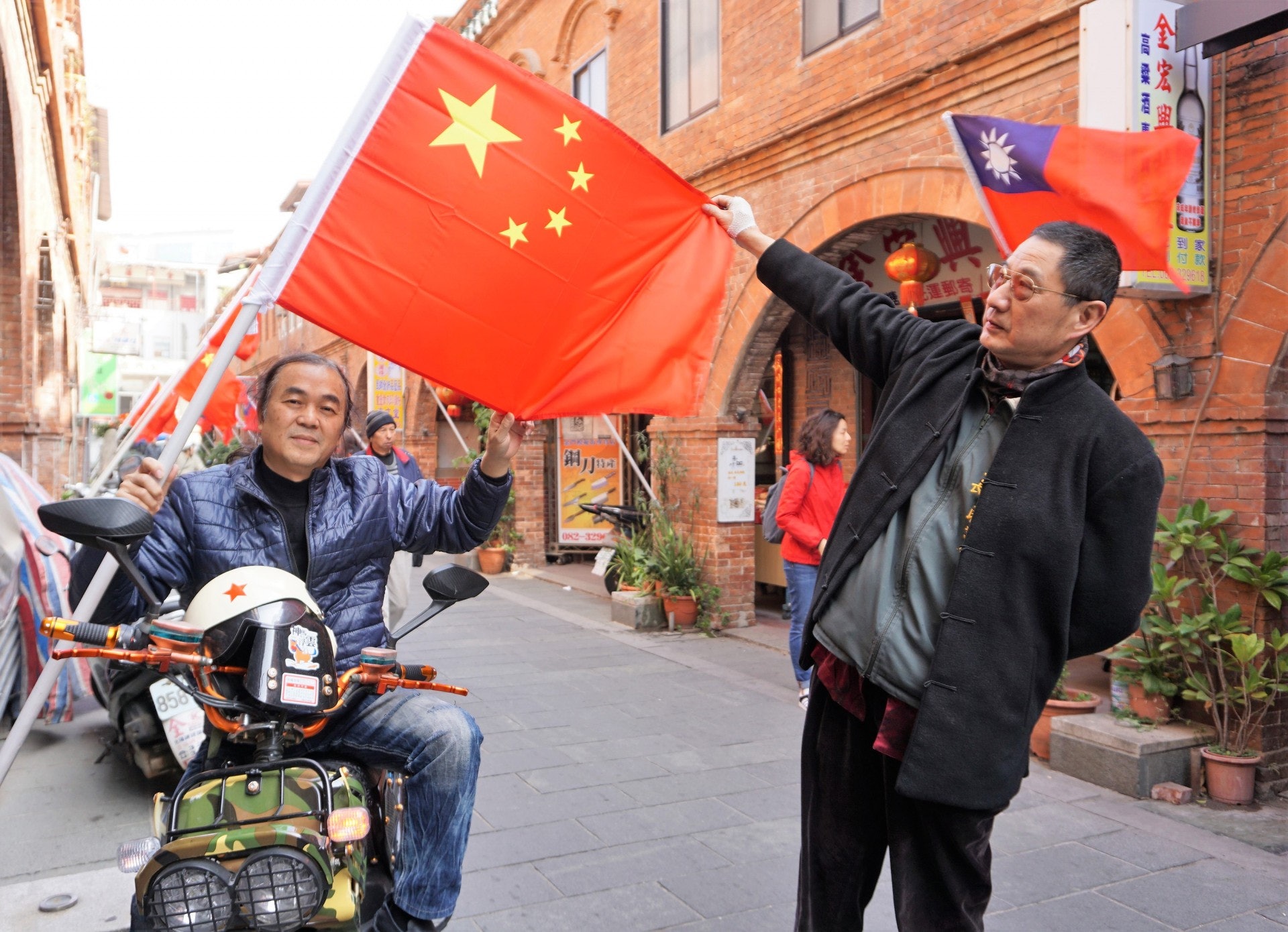 台灣「禁掛五星旗」公投提案遭駁回。圖為今年元旦,金門模範街公開掛上大陸五星旗。(中央社) 台灣「禁掛五星旗」公投提案遭駁回。圖為今年元旦,金門模範街公開掛上大陸五星旗。(中央社)