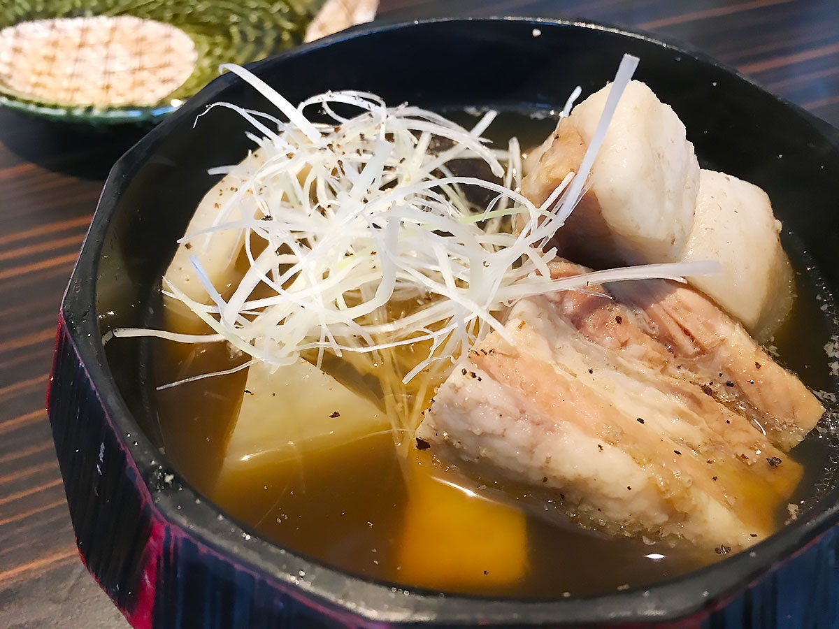 鹽漬竜胆豚肉骨茶 $158；肉骨茶明明是東南亞菜式，日式肉骨茶確是第一次嚐到，大廚用新加坡炮製肉骨茶的方式及概念，以熊本竜胆豚經過香草及鹽漬，輕輕煎香再煮成排骨湯，味道濃郁卻爽口不膩。