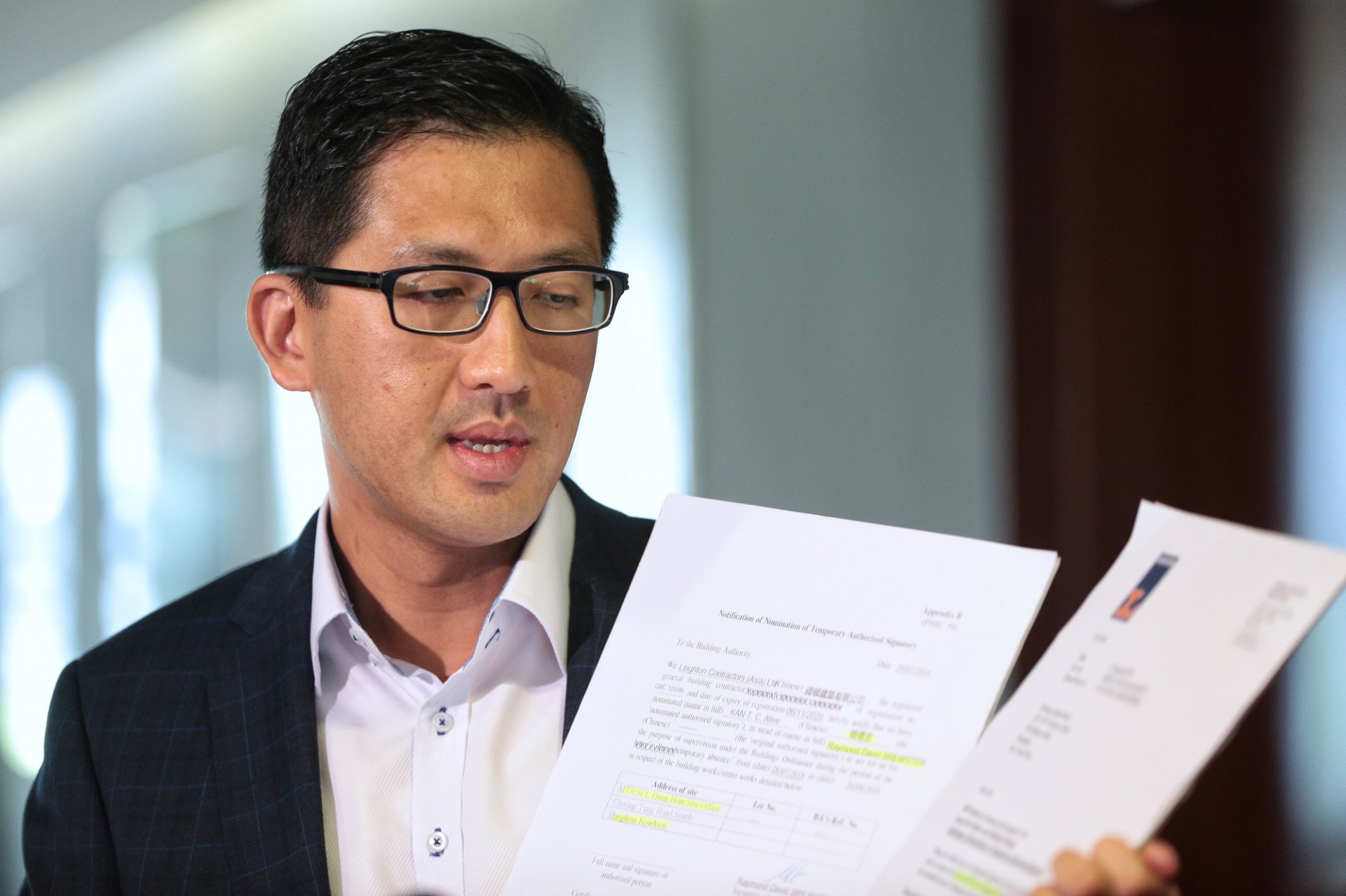 林卓廷指，禮頓紅磡站項目總監休假，憂對方已離港，阻礙調查。（羅君豪攝）