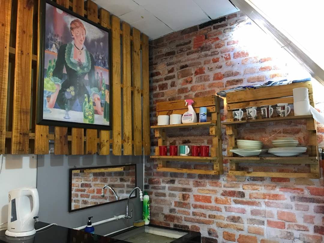 木棧板改造的木架，置放碗碟杯具，住客可以準備簡單的食物。（馬來西亞東方網）