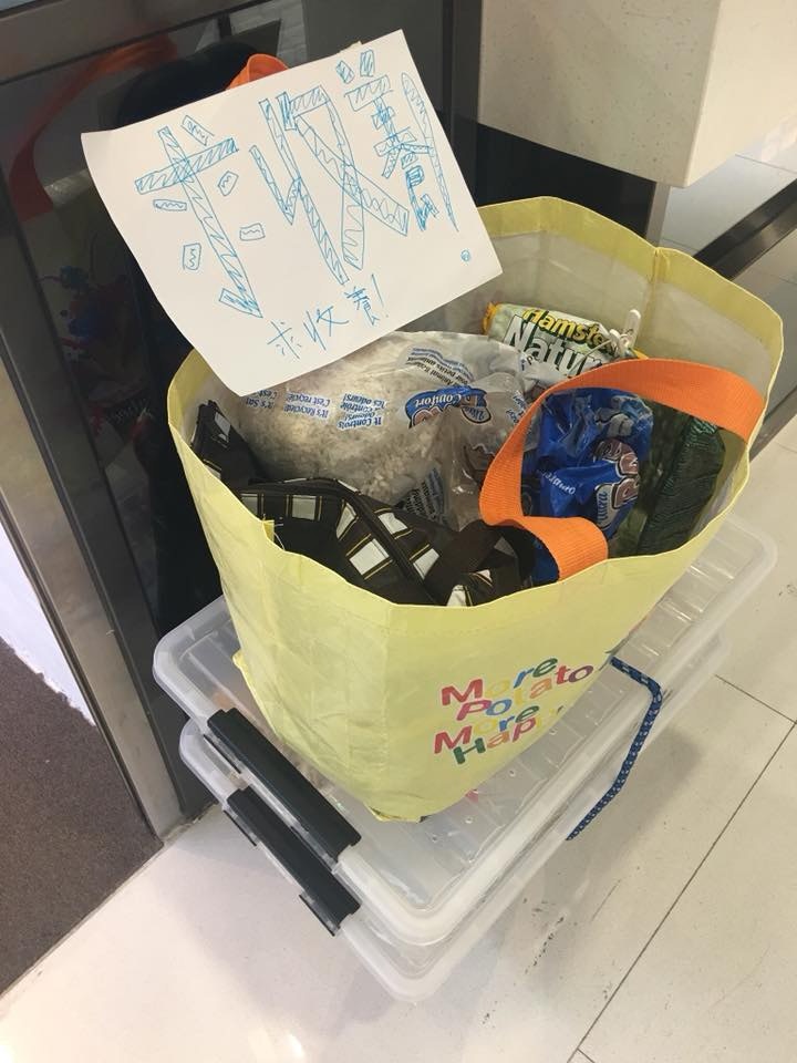 網民Jan於石門一商場內發現有倉鼠被遺棄。(受訪者提供圖片) 網民Jan於石門一商場內發現有倉鼠被遺棄。(受訪者提供圖片)