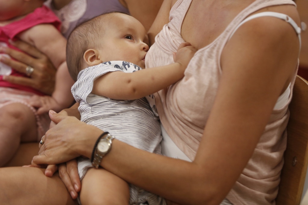 適逄八月份是「國際哺乳月」（National Breastfeeding Month），而第一個星期更是被定為「世界哺乳周」（World Breastfeeding Week），故事件一直持續發酵，引起網民熱議。（資料圖片）