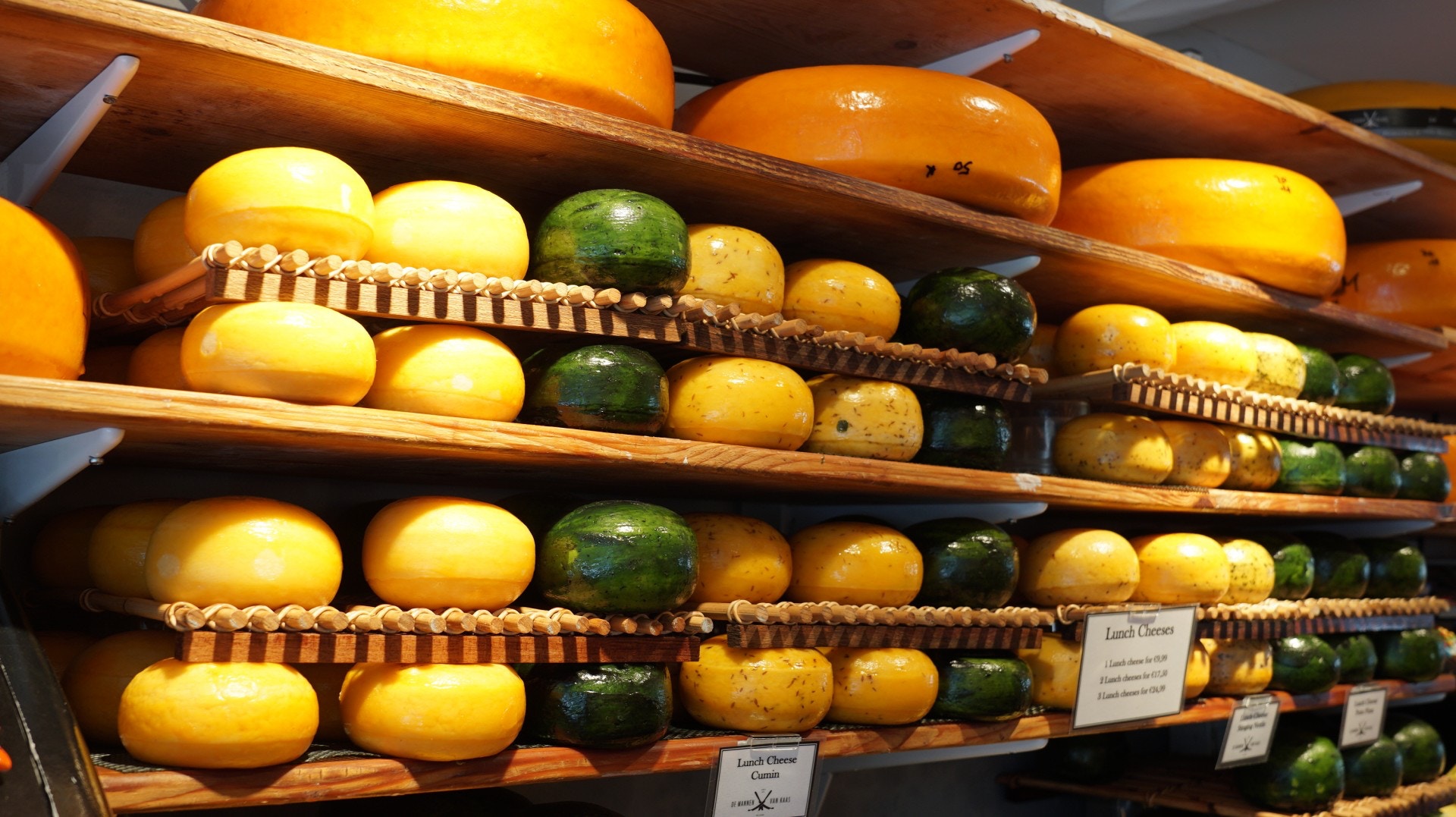 在店内木架上可见到大圈干酪，有散装买返屋企嘅唔驶担心。