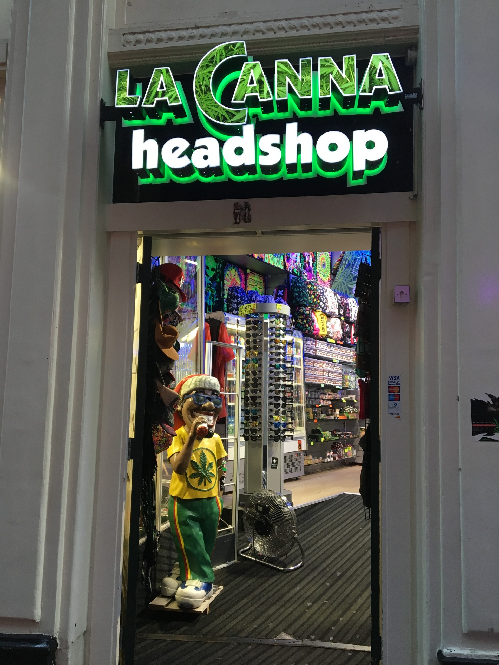 在Amsterdam游客区有不少这些充满“大麻”风情的店舖，放心这些店不售大麻，只售手信及其他吸食工具，入去睇睇当开眼界。