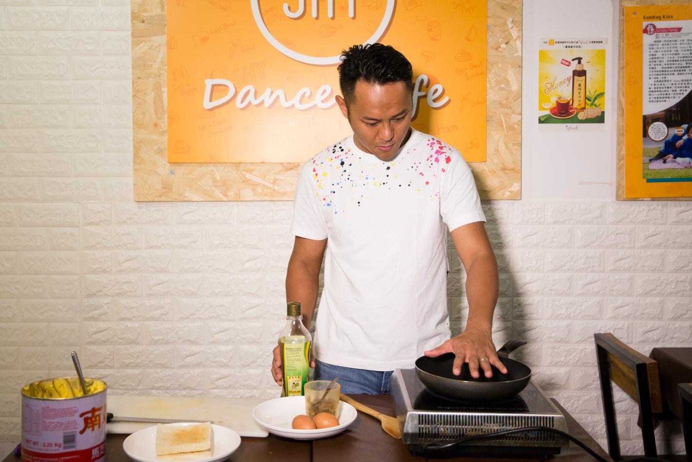 伍文生除了是當年的兒童節目主持之外，也是「SHY Dance Cafe」的老闆，其餐廳招牌名物蛋牛治遠近馳名，引得不少人專誠去幫襯。今次就請來文生哥哥，將製作蛋牛治的秘技公開，令大家在家裡也能做到一件出色的蛋牛治。