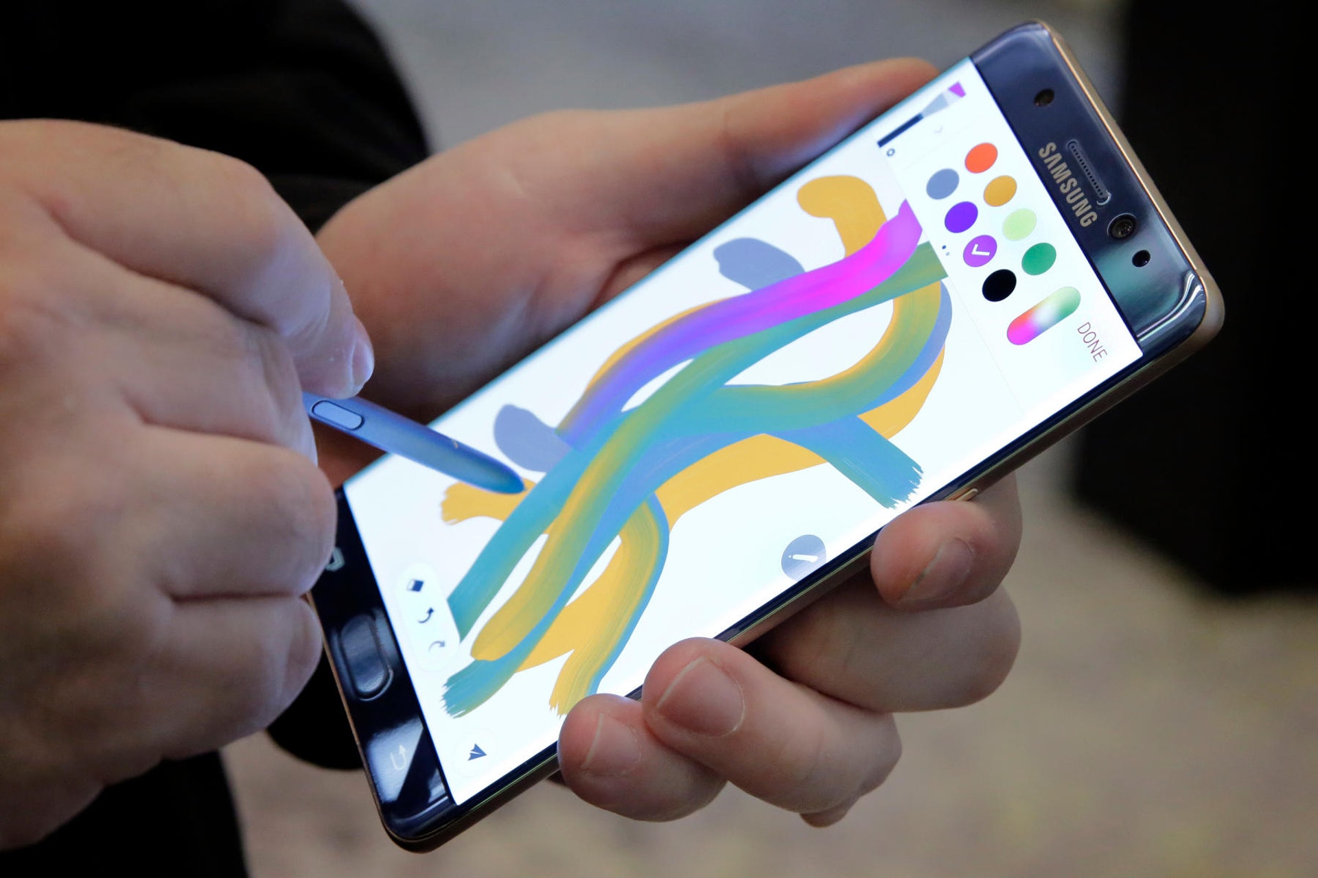 Samsung正式發布Galaxy Note 7,雙曲面5.7吋屏幕配雙曲面機背,感覺十足一台巨型版S7 Edge。(美聯社) Samsung正式發布Galaxy Note 7,雙曲面5.7吋屏幕配雙曲面機背,感覺十足一台巨型版S7 Edge。(美聯社)