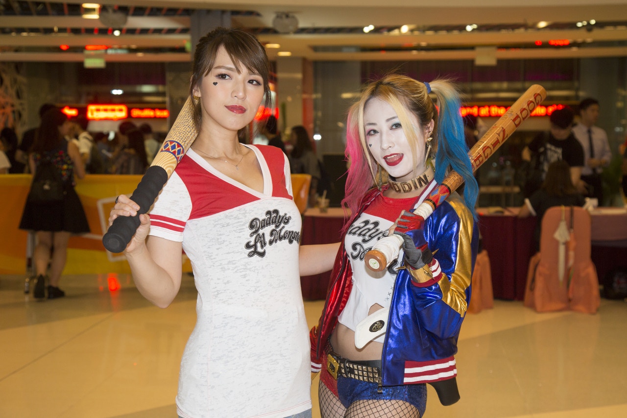 阿雪身穿小丑女Tshirt去首映，但站在小丑女cosplayer旁邊，好似差少少，但都搶鏡嘅。（梁碧玲攝）