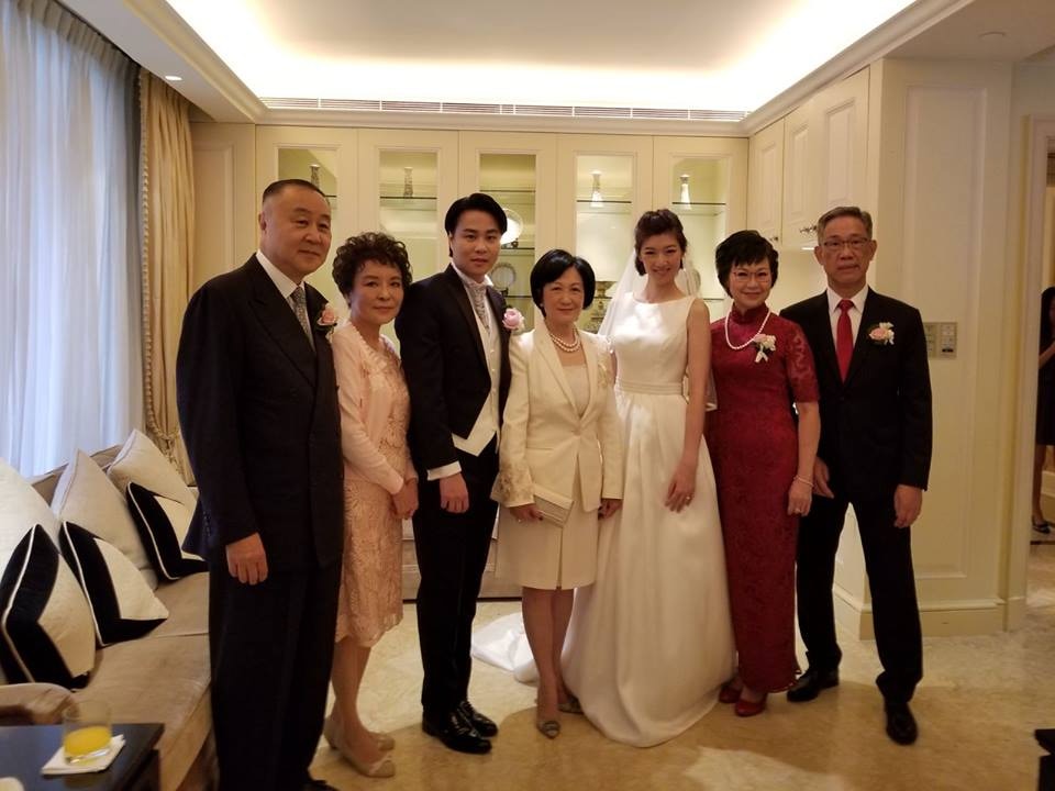 容海恩與袁彌昌當年舉行婚禮，二人父母與葉劉合照，左一為袁弓夷。（葉劉淑儀facebook）