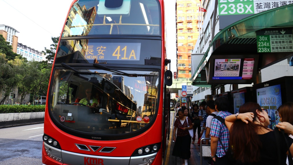 【巴士車禍檢討】九巴有意參考新加坡 拍攝並舉報巴士站違泊車輛 【巴士車禍檢討】九巴有意參考新加坡 拍攝並舉報巴士站違泊車輛