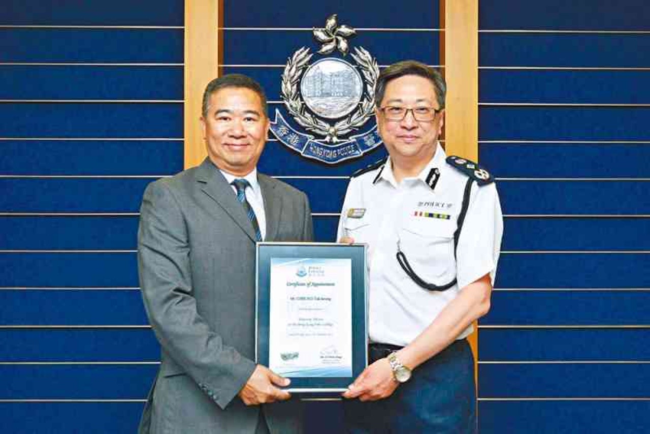 前警務處助理處長(行動)張德強(左)於6月獲處長盧偉聰頒發委任狀,委任為警察學院名譽顧問。(《警聲》圖片) 前警務處助理處長(行動)張德強(左)於6月獲處長盧偉聰頒發委任狀,委任為警察學院名譽顧問。(《警聲》圖片)
