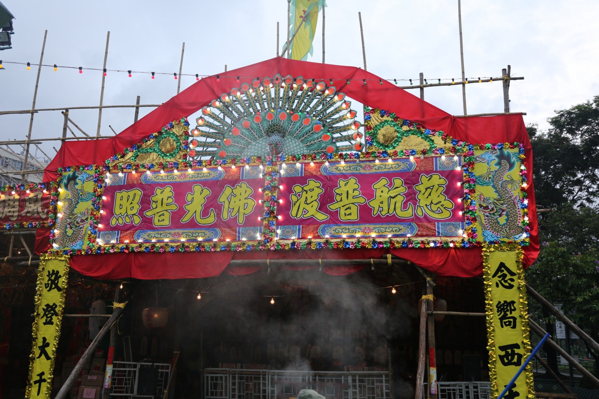 經師棚與孤魂台正對，將連續3日為鬼魂頌經。（陳百灝攝）