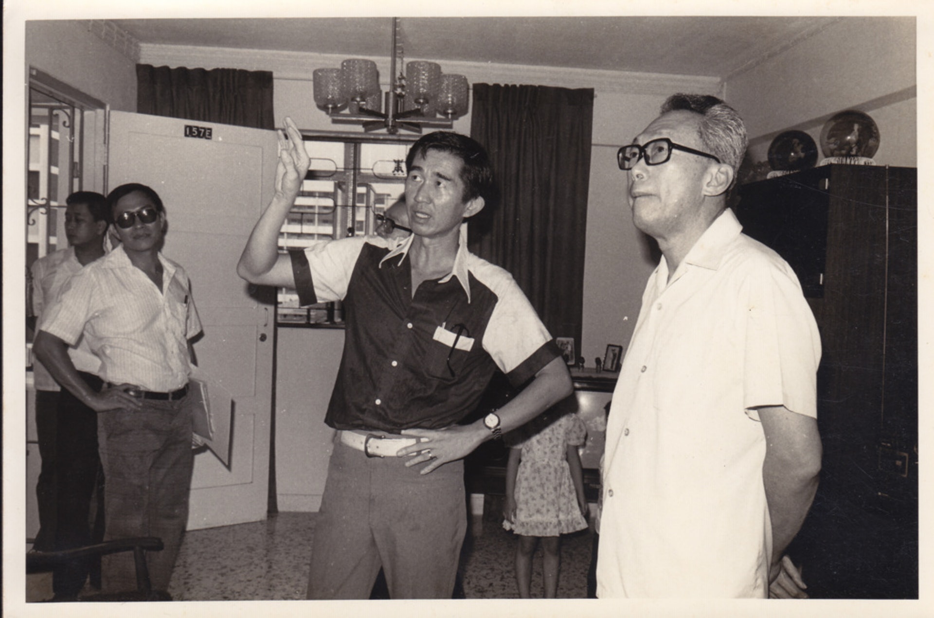 劉太格（中）提到，與已故新加坡總理李光耀（右）共事期間，李從不曾要求興建任何標誌性建築，而是反覆強調要怎樣解決人民生活、土地的問題。（劉太格提供）