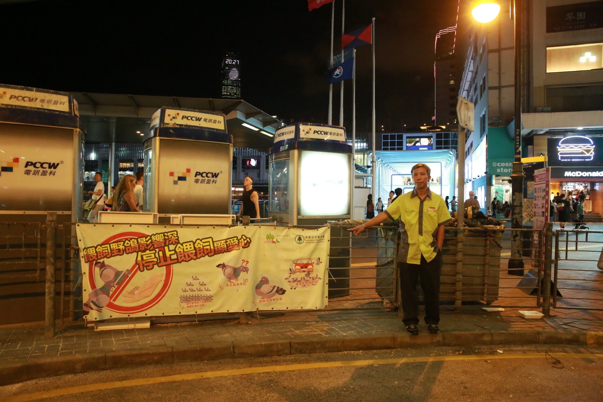 九巴車長石仔指車長行車時要減速以免撞及鴿群。(王譯揚攝) 九巴車長石仔指車長行車時要減速以免撞及鴿群。(王譯揚攝)