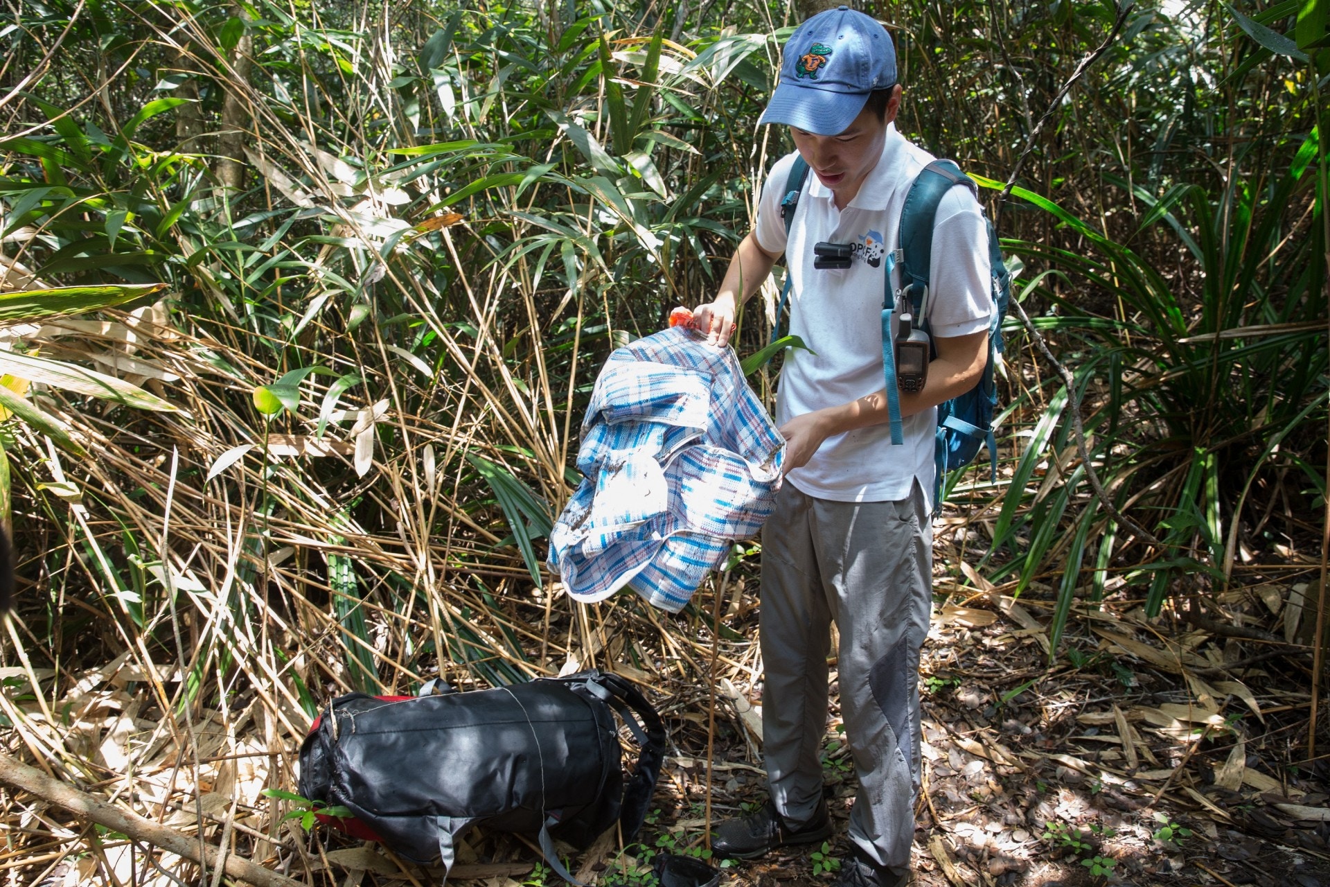 郊野公園溪澗附近的一個隱閉位置竟然出現背包、紅白藍膠袋等物資,疑是捉龜之人留下。(林若勤攝) 郊野公園溪澗附近的一個隱閉位置竟然出現背包、紅白藍膠袋等物資,疑是捉龜之人留下。(林若勤攝)