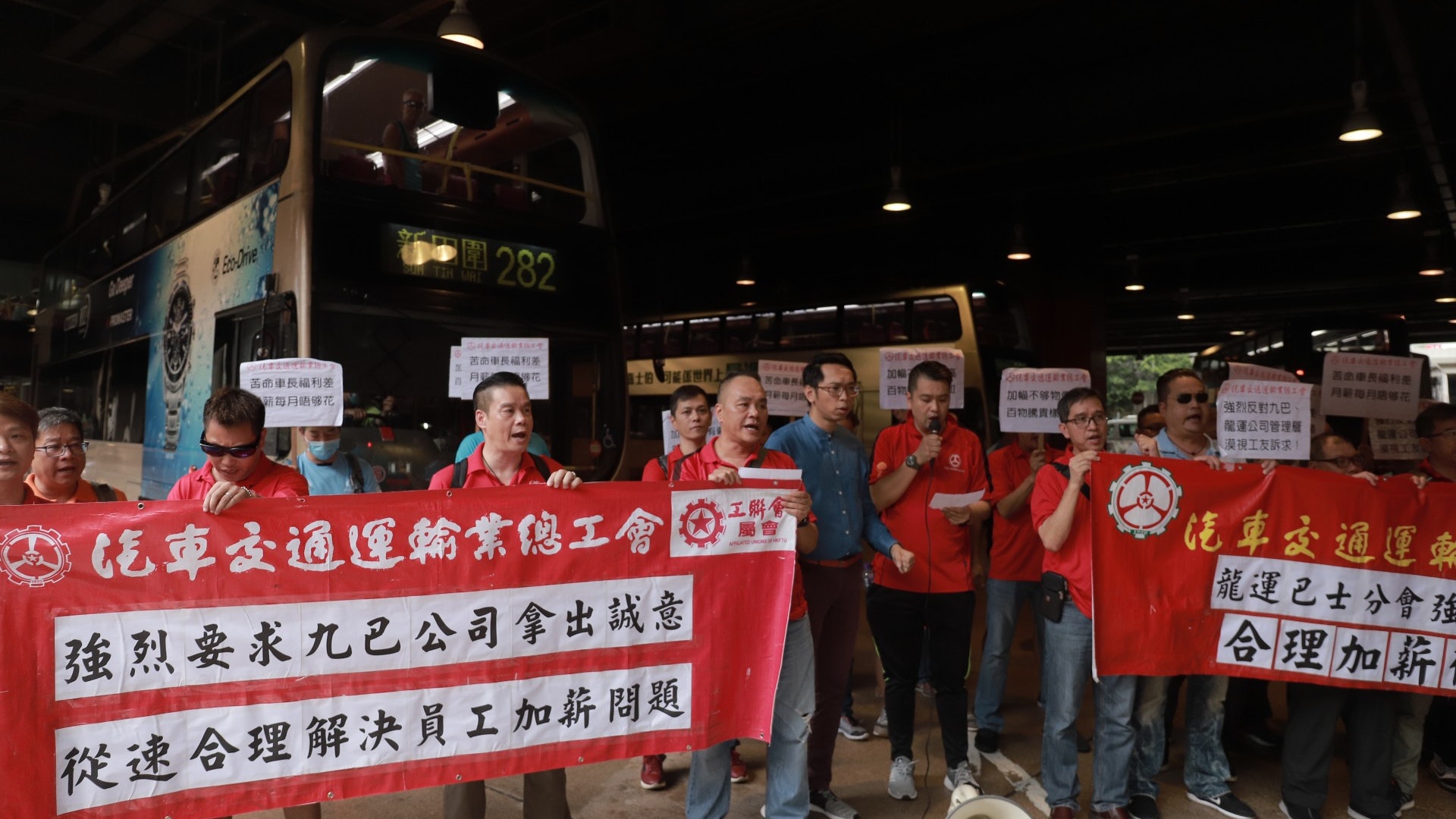 抗議人工加得少 九巴工會封沙田總站半小時 至少5巴士線受影響 抗議人工加得少 九巴工會封沙田總站半小時 至少5巴士線受影響