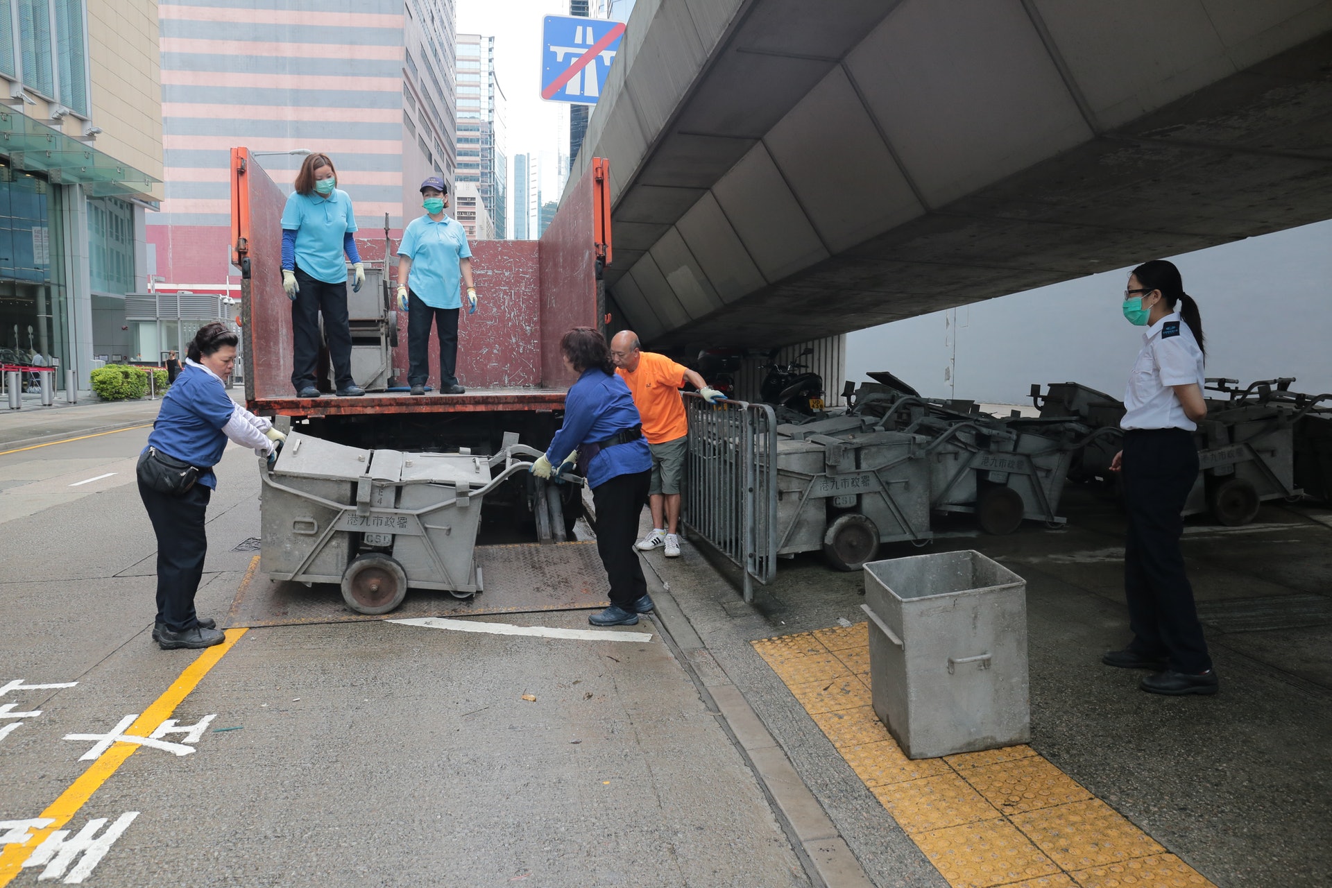 市政時代垃圾車經傳媒報道後,食環署即派員將垃圾手推車運走。(梁銘康攝) 市政時代垃圾車經傳媒報道後,食環署即派員將垃圾手推車運走。(梁銘康攝)