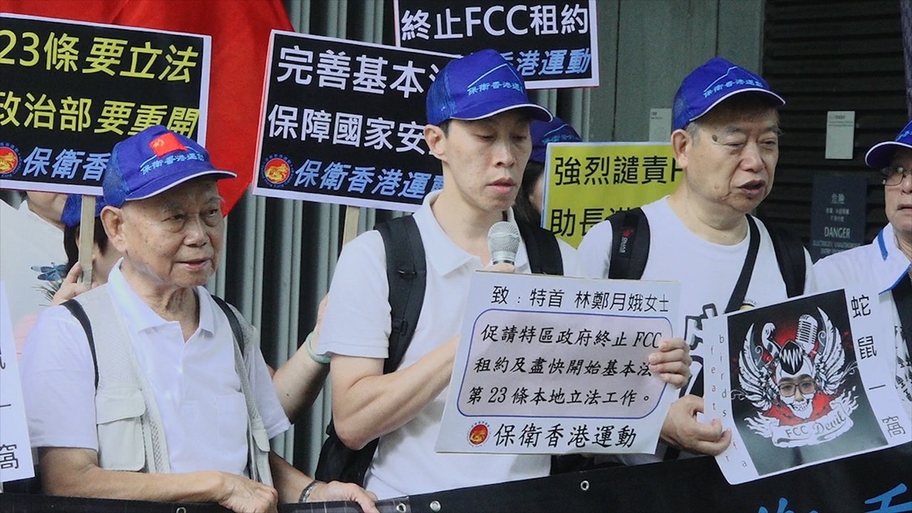 反港獨團體「保衛香港運動」十多名成員,今日(14日)早上,由金鐘海富中心遊行至政府總部。(張寶燕攝) 反港獨團體「保衛香港運動」十多名成員,今日(14日)早上,由金鐘海富中心遊行至政府總部。(張寶燕攝)