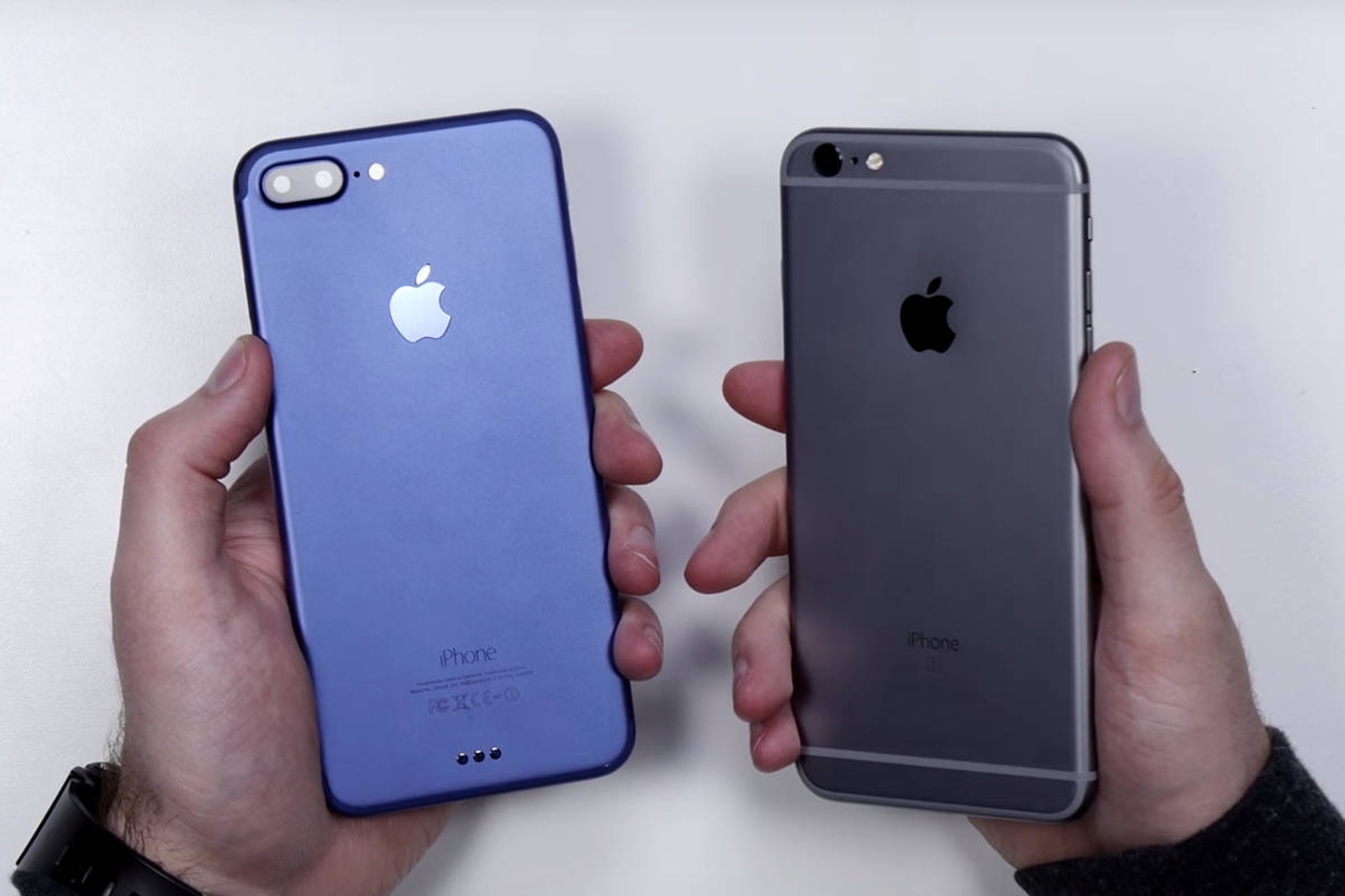 影片中的樣板機大小跟現時iPhone 6 Plus相近,引證了雙鏡頭、移除3.5mm耳機插、深藍機身及重新設計天線的流言。(Unbox Therapy) 影片中的樣板機大小跟現時iPhone 6 Plus相近,引證了雙鏡頭、移除3.5mm耳機插、深藍機身及重新設計天線的流言。(Unbox Therapy)