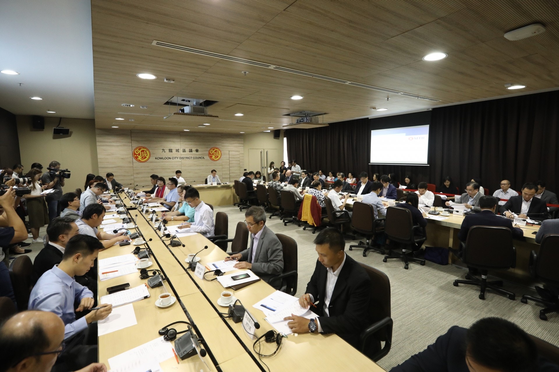 九龍城區議會展開特別會議，要求港鐵交代土瓜灣站沉降詳情及數據。（盧翊銘攝）