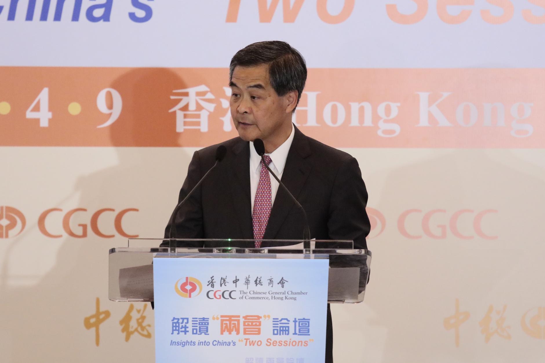 梁振英日前向刊登文章的網媒《立場新聞》及作者理大應用社會科學系助理教授鍾劍華發律師信。（資料圖片）