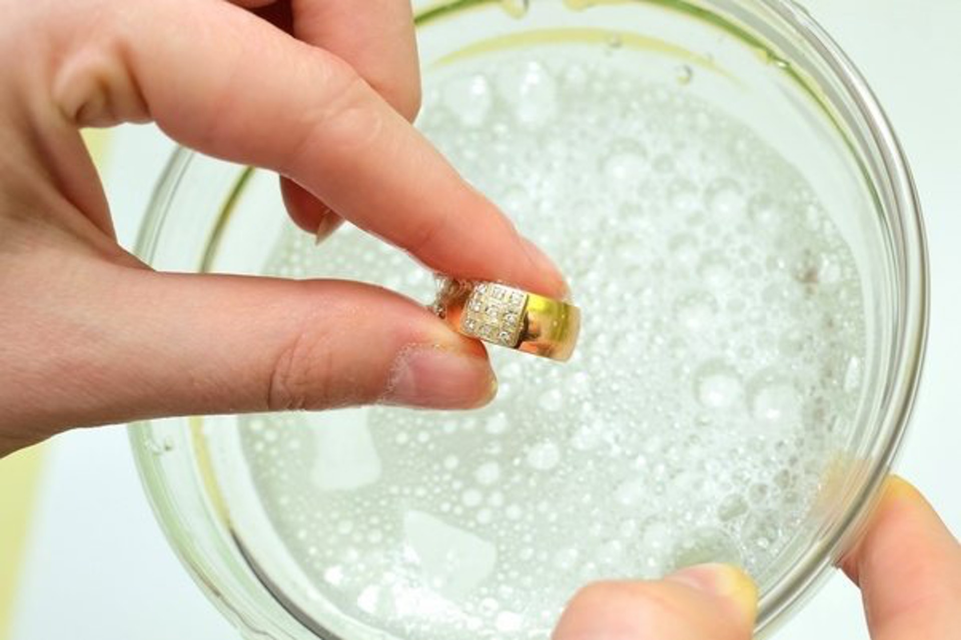 清潔劑要使用中性的。(網上圖片) 清潔劑要使用中性的。(網上圖片)