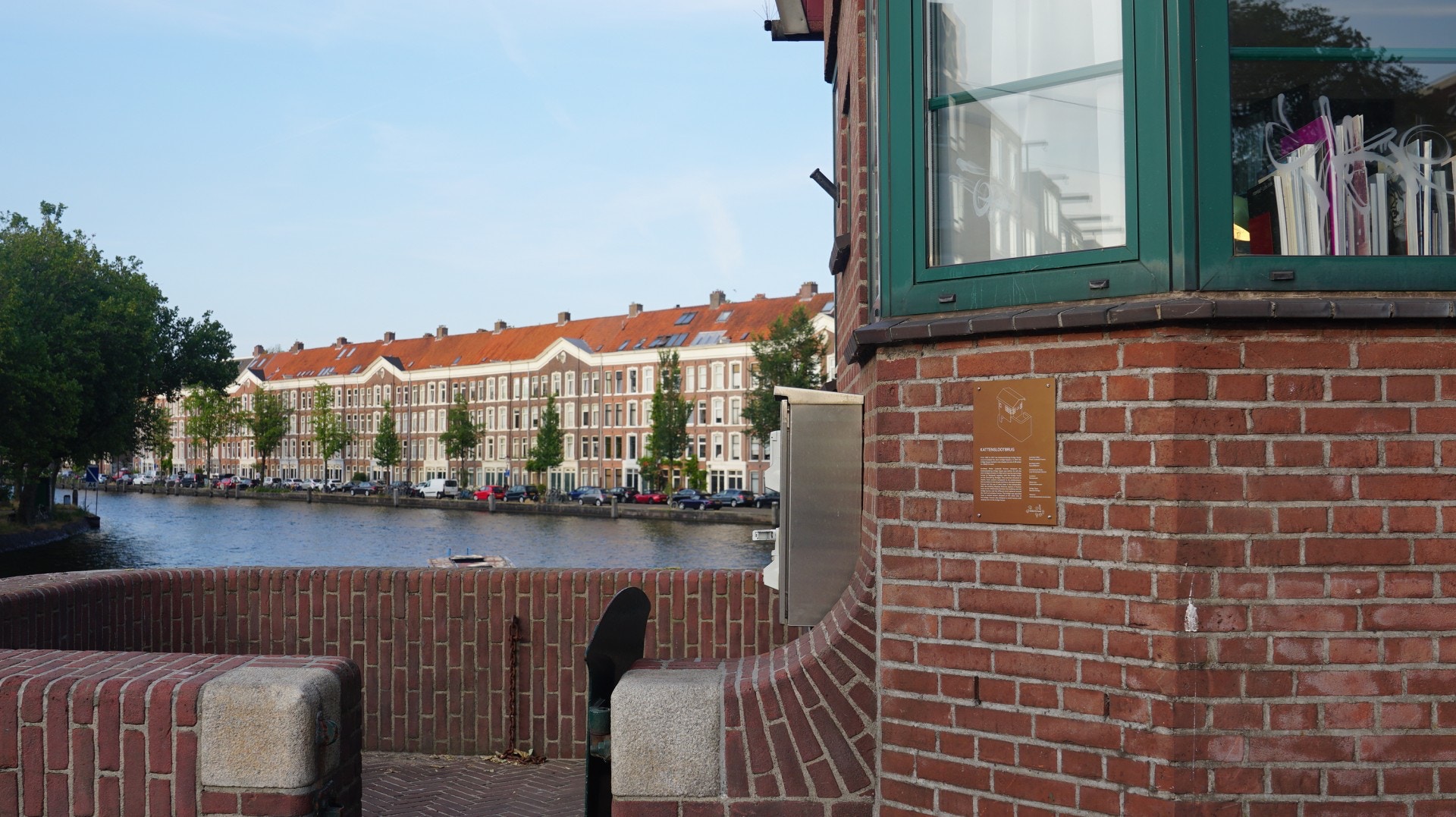 這間304號船橋屋 (KATTENSLOOTBRUG)門外有一張石椅，對出是綺麗的運河景。