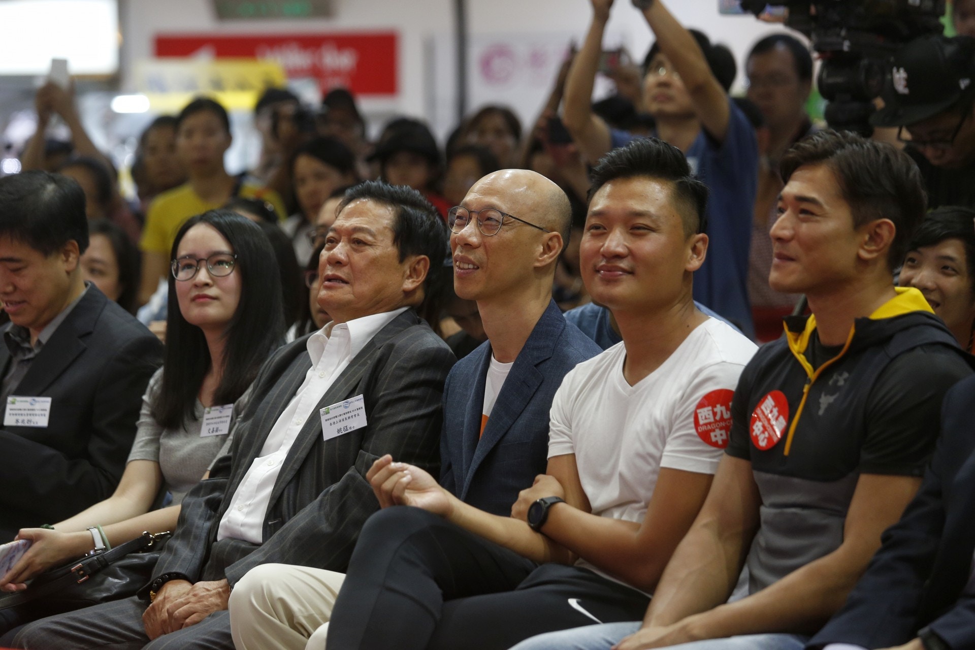 環境局局長黃錦星（右三）表示，暫時發出3個回收商牌照，月內將再向1個回收商發牌，他又表示，有10個回收商仍在申請牌照當中。（張浩維攝）