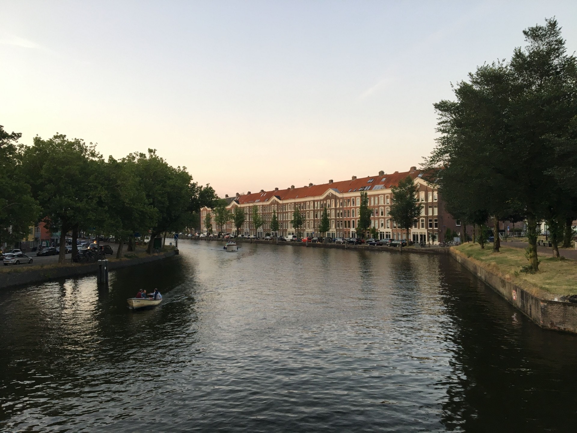 荷蘭夏季嚴重日長夜短，晚上10時多才日落黃昏，運河風景美麗不變。