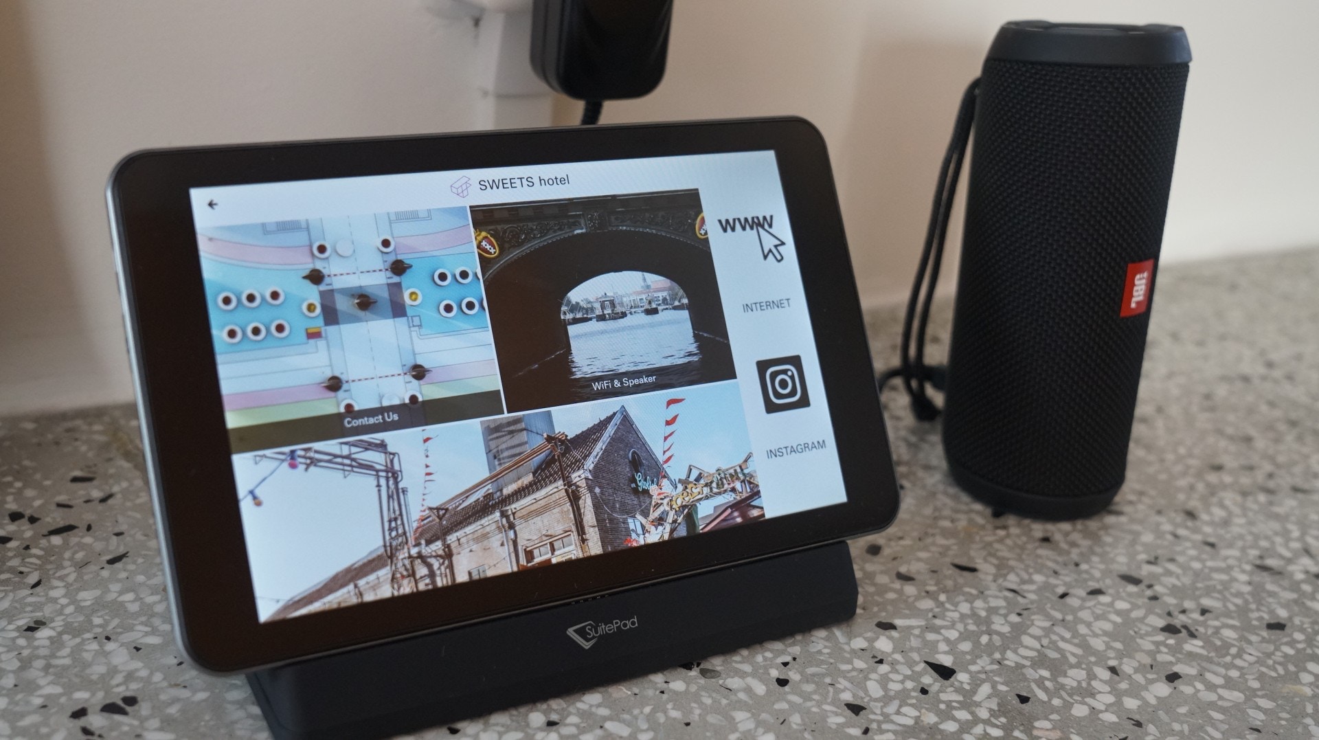 Check-out時，只要用房內平板電腦按check-out掣就可以離開；還有附近地方的交通資訊、餐廳資料及歷史背景可以參考，十分方便。