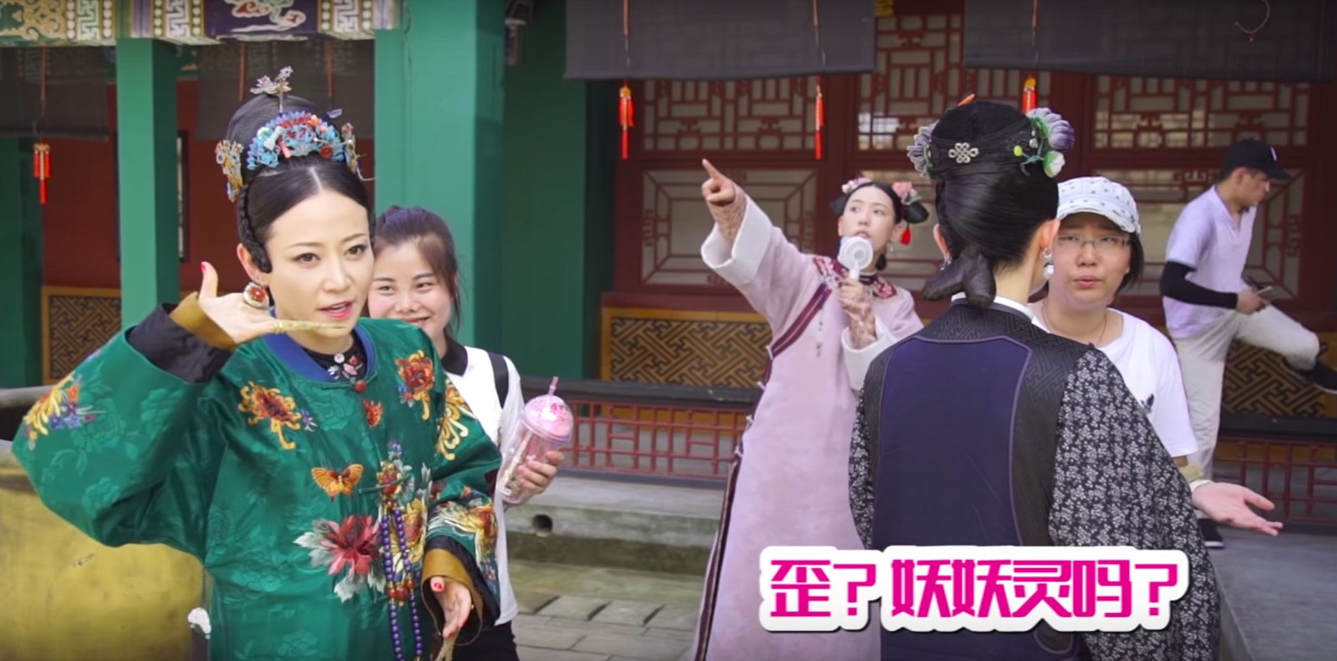 譚卓扮打電話到警局,舉報冰棒漲價,當然只是開玩笑。(網上截圖) 譚卓扮打電話到警局,舉報冰棒漲價,當然只是開玩笑。(網上截圖)