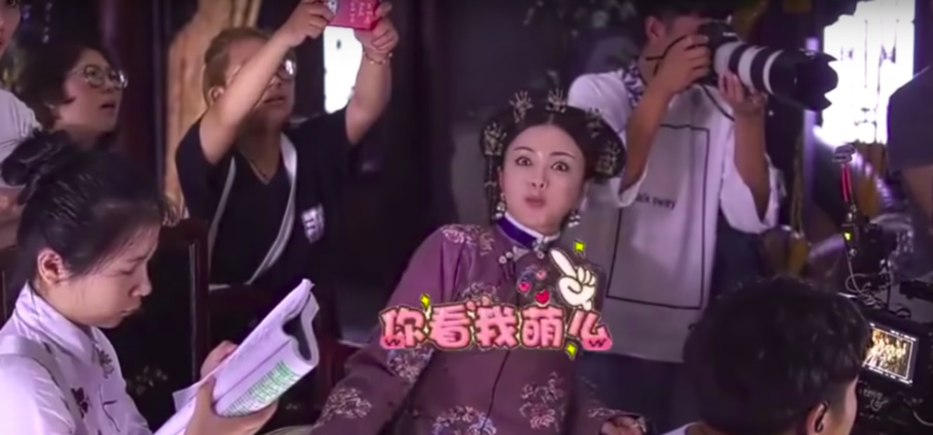 鏡頭後的秦嵐,其實是大笑姑婆,相當玩得。(網上截圖) 鏡頭後的秦嵐,其實是大笑姑婆,相當玩得。(網上截圖)