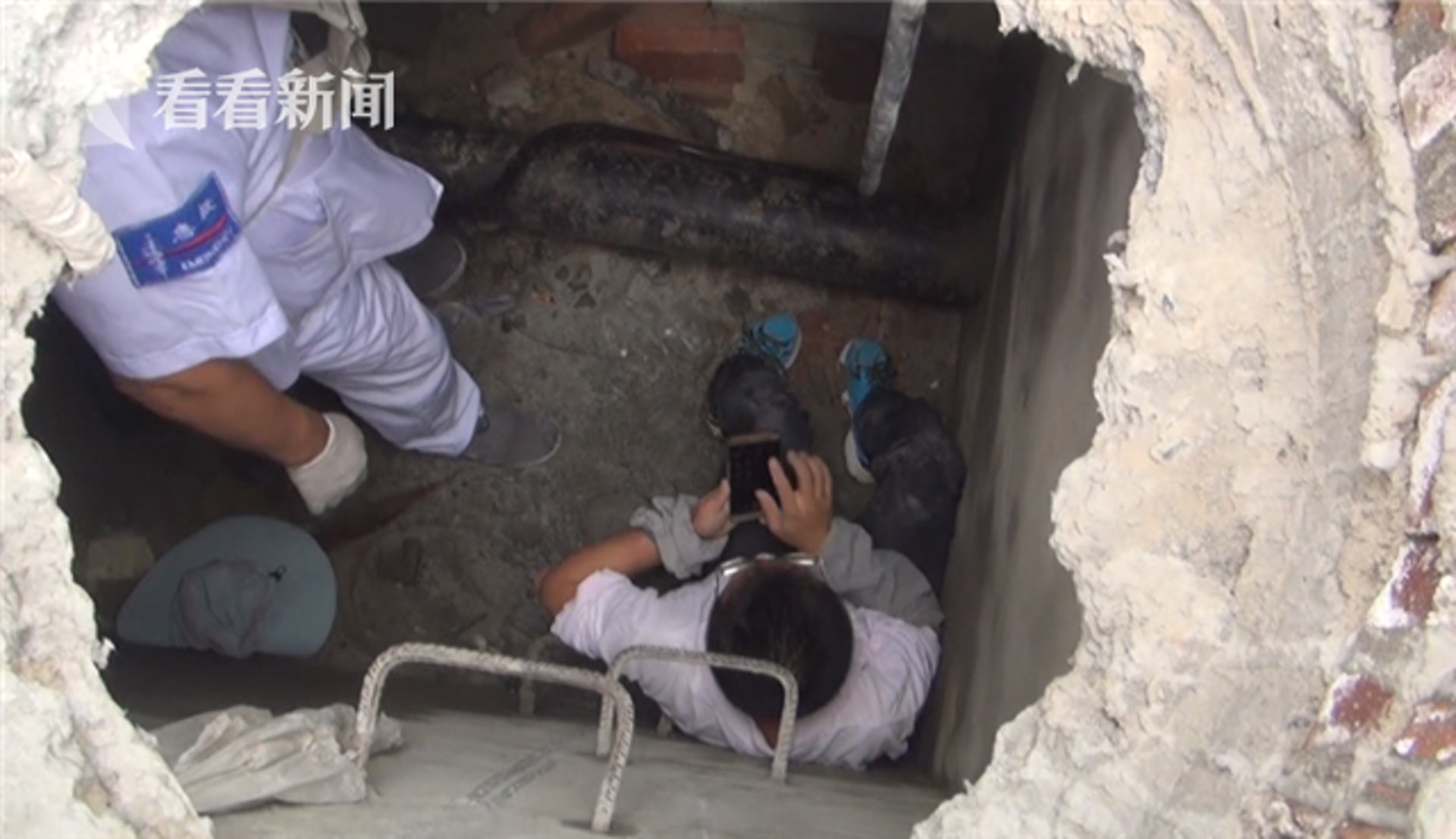 新疆一名男子因為一邊走路一邊玩手機而跌下井裡受傷,他受傷後强忍劇痛繼續玩手機。(看看新聞) 新疆一名男子因為一邊走路一邊玩手機而跌下井裡受傷,他受傷後强忍劇痛繼續玩手機。(看看新聞)