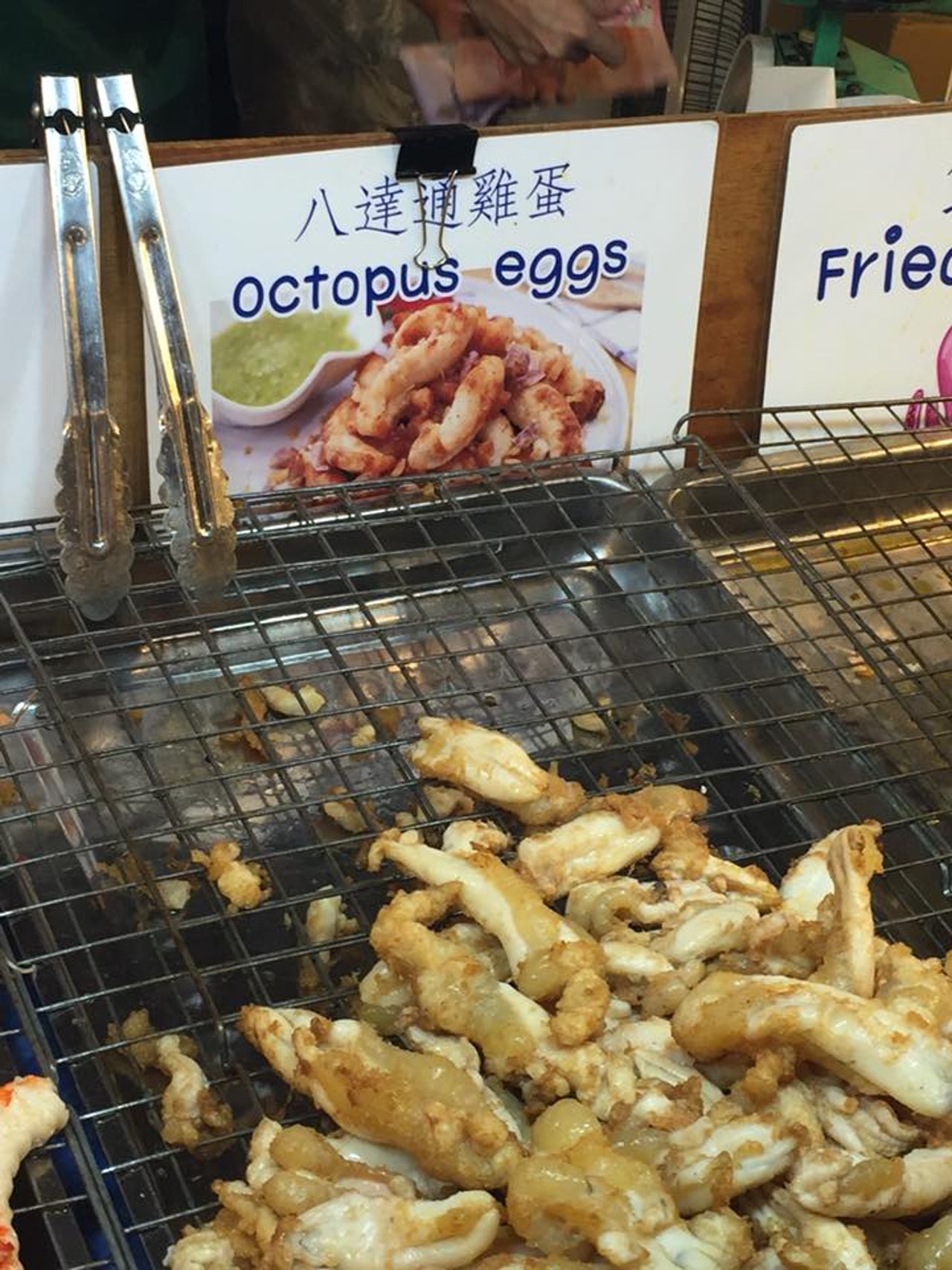 泰國一間小食店餐牌的中文譯名非常有趣,「octopus eggs」竟譯作「八達通雞蛋」(fb「馬鞍山之友」圖片) 泰國一間小食店餐牌的中文譯名非常有趣,「octopus eggs」竟譯作「八達通雞蛋」(fb「馬鞍山之友」圖片)