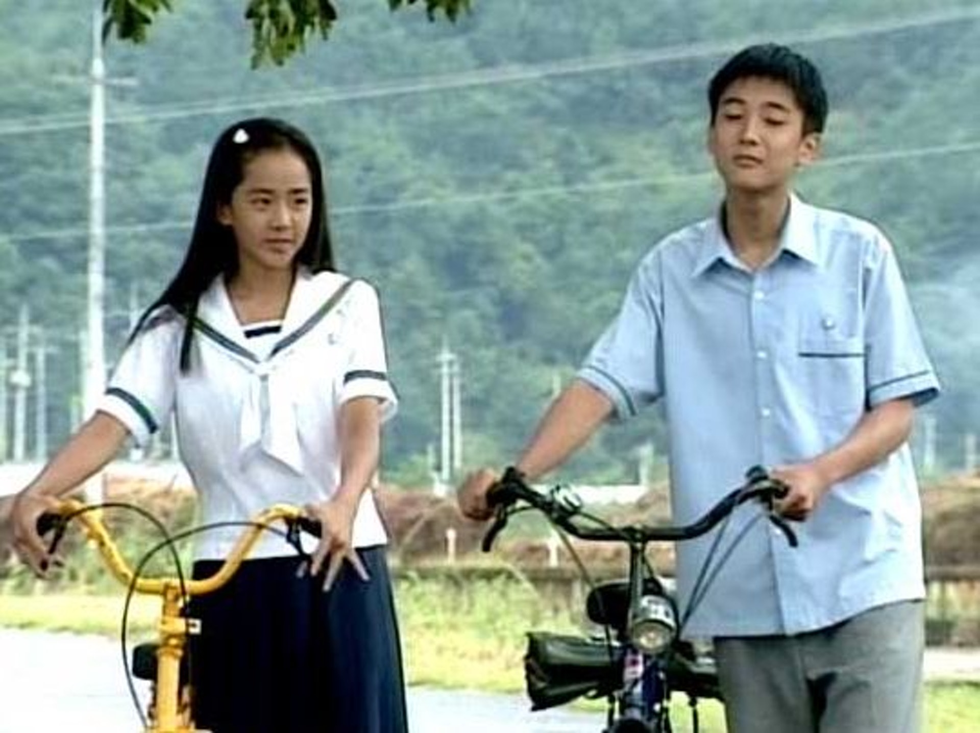 文瑾莹于2000年饰演《蓝色生死恋》童年版宋慧乔。(《蓝色生死恋》剧照)
