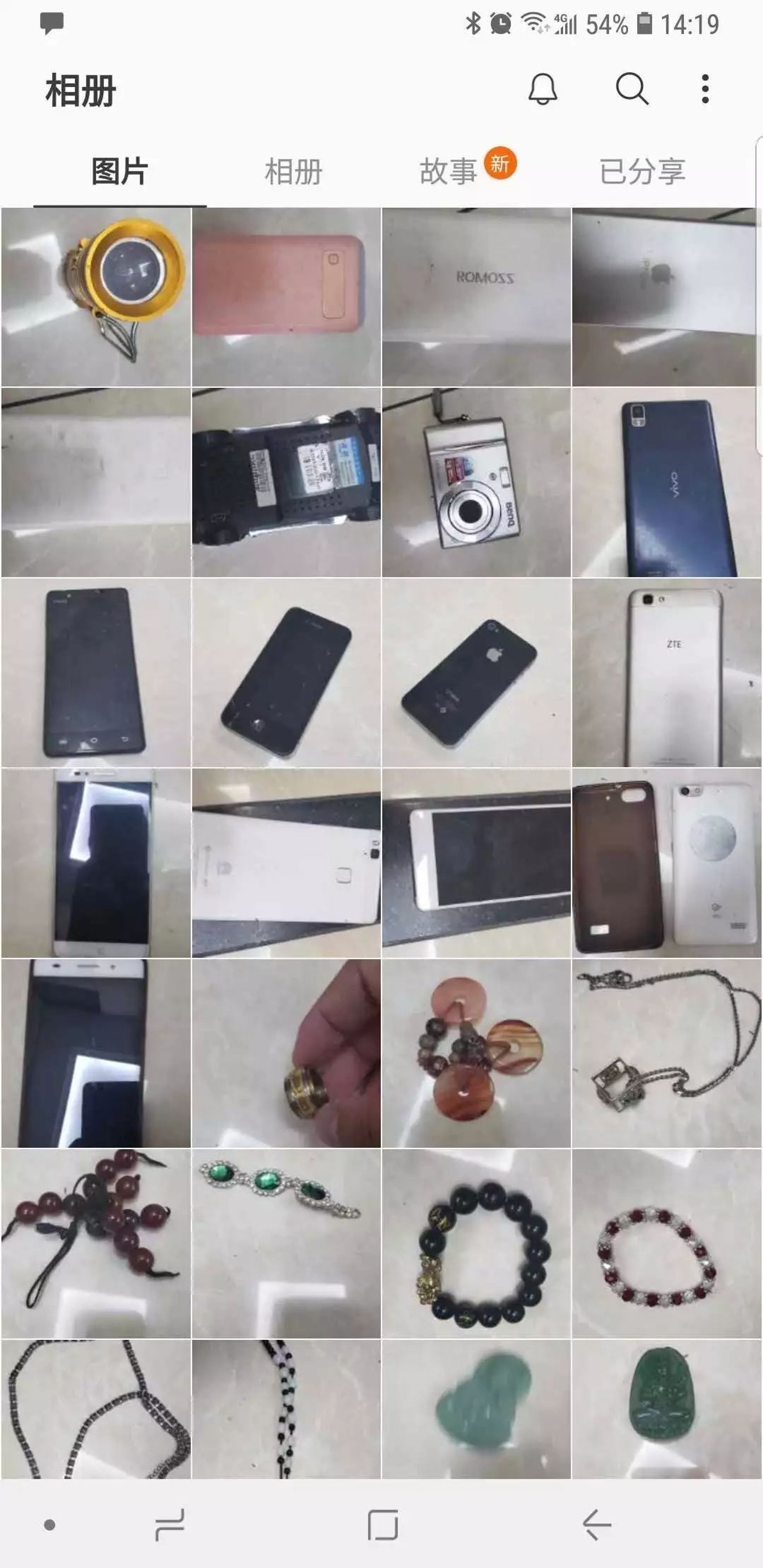 劉某此前伙同楊某趁凌晨時份在人少的地方砸車窗盜竊,偷得手機、玉器等財物近5萬元人民幣。(微博) 劉某此前伙同楊某趁凌晨時份在人少的地方砸車窗盜竊,偷得手機、玉器等財物近5萬元人民幣。(微博)