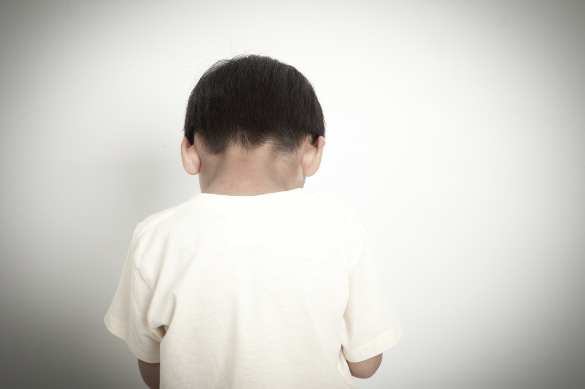教育局昨日在開學前向全港中、小學及幼稚園發通告,要求學校如懷疑學生遭父母或監護人虐待,無須徵求家長同意,將個案通知學校社工或轉介至社署。(資料圖片) 教育局昨日在開學前向全港中、小學及幼稚園發通告,要求學校如懷疑學生遭父母或監護人虐待,無須徵求家長同意,將個案通知學校社工或轉介至社署。(資料圖片)