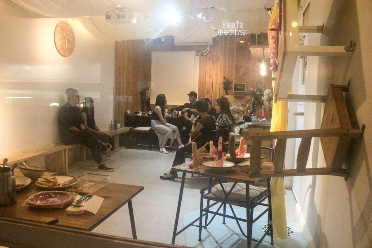 阿四的樓上咖啡室位於銅鑼灣鬧市，三樓是用餐地方，四樓是展場；展覽開幕當日咖啡店只營業半天，其餘時間設兩場導賞，讓客人自由參觀。